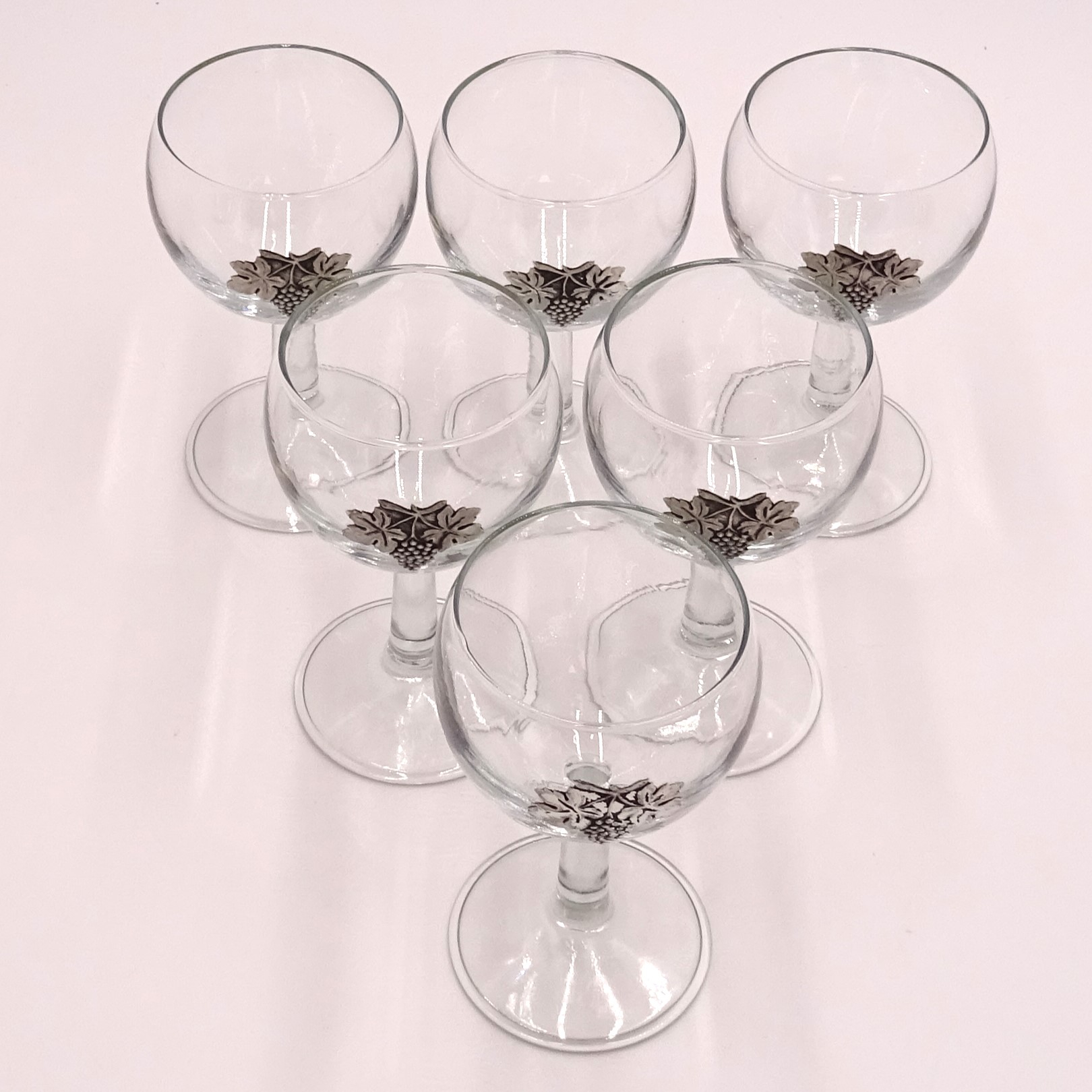 Voir photo 3 de Lot de 6 verres à vin avec motif en étain Lot de 6 verres à vin avec motif en étain Bon état reconditionné photo 3