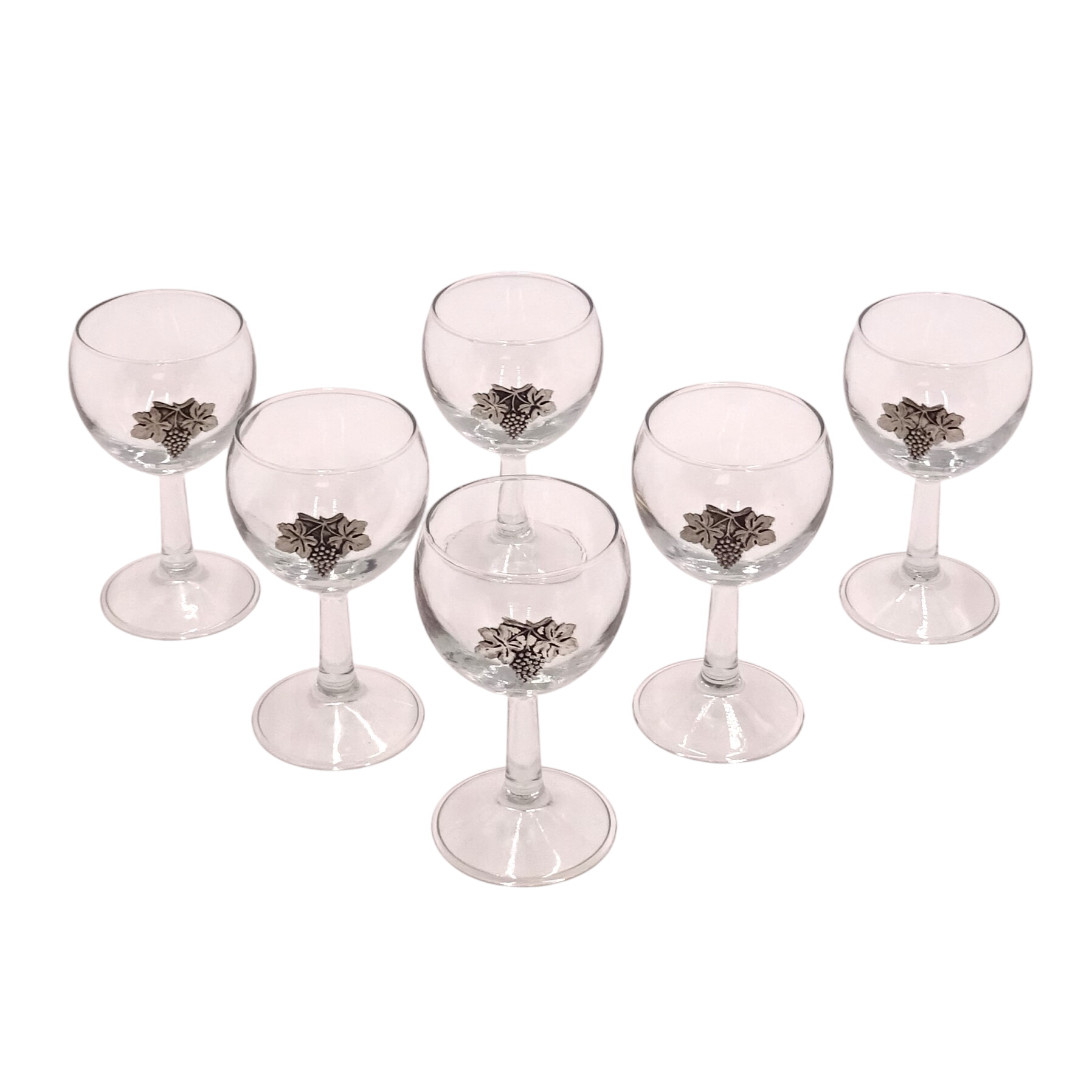 Lot de 6 verres à vin avec motif en étain Bon état - 18,00 € Lot de 6 verres à vin avec motif en étain Bon état reconditionné disponible sur Label Emmaüs