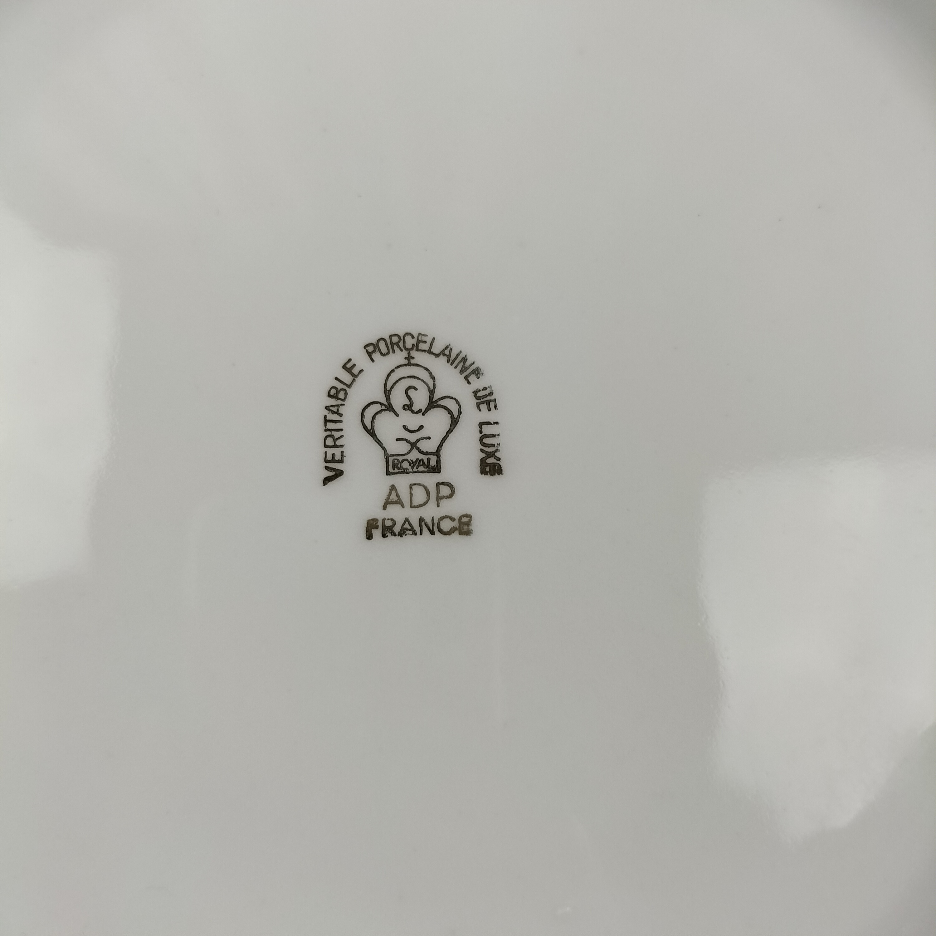 Voir photo 10 de Lot de 7 assiettes 23,4 cm –5 Porcelaine de Luxe du Berry et 2 véritables porcelaine de luxe ,élégante motif floral identique (porcelaine de Limoge) Lot de 7 assiettes 23,4 cm –5 Porcelaine de Luxe du Berry et 2 véritables porcelaine de luxe ,élégante motif floral identique (porcelaine de Limoge) Bon état reconditionné photo 10