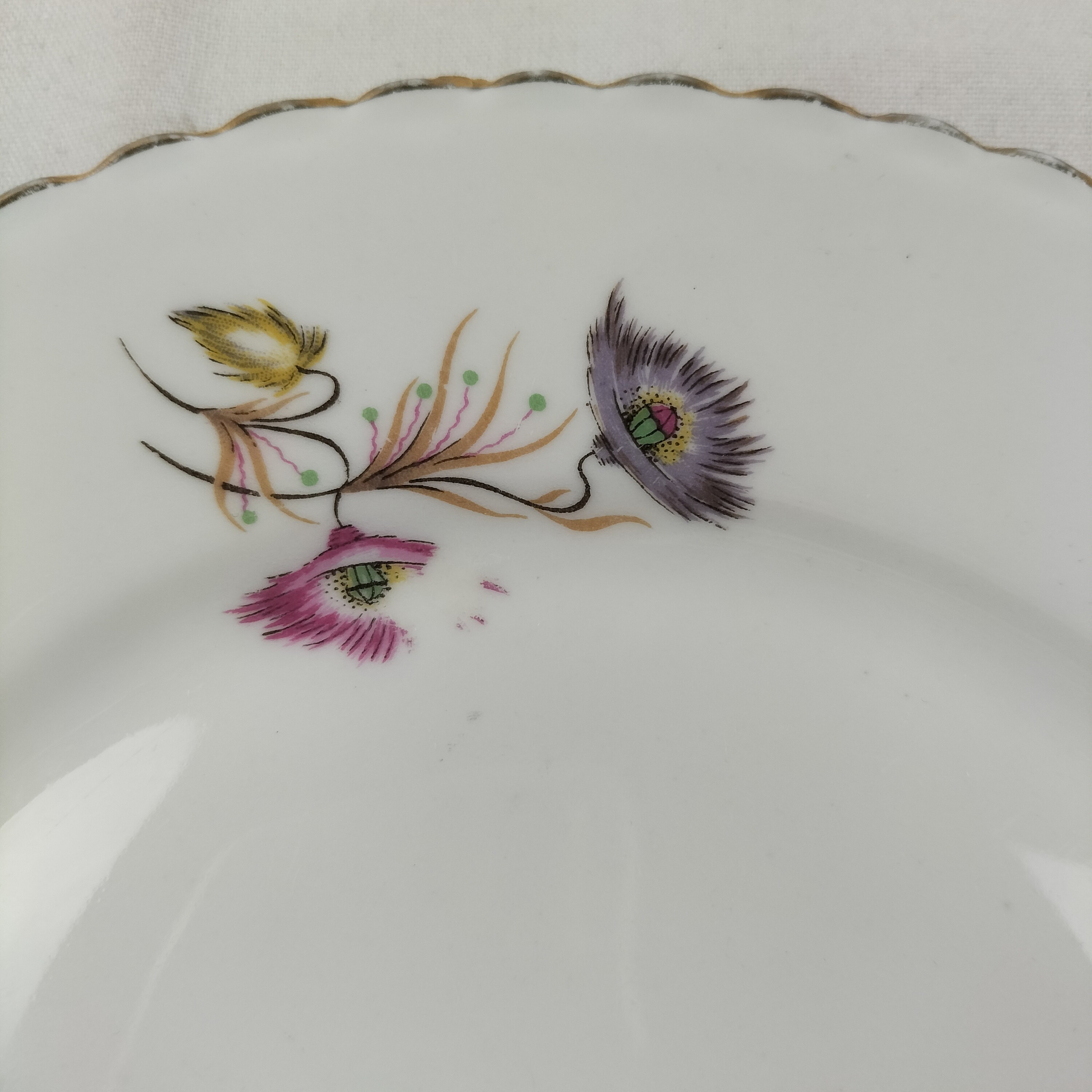 Voir photo 13 de Lot de 7 assiettes 23,4 cm –5 Porcelaine de Luxe du Berry et 2 véritables porcelaine de luxe ,élégante motif floral identique (porcelaine de Limoge) Lot de 7 assiettes 23,4 cm –5 Porcelaine de Luxe du Berry et 2 véritables porcelaine de luxe ,élégante motif floral identique (porcelaine de Limoge) Bon état reconditionné photo 13