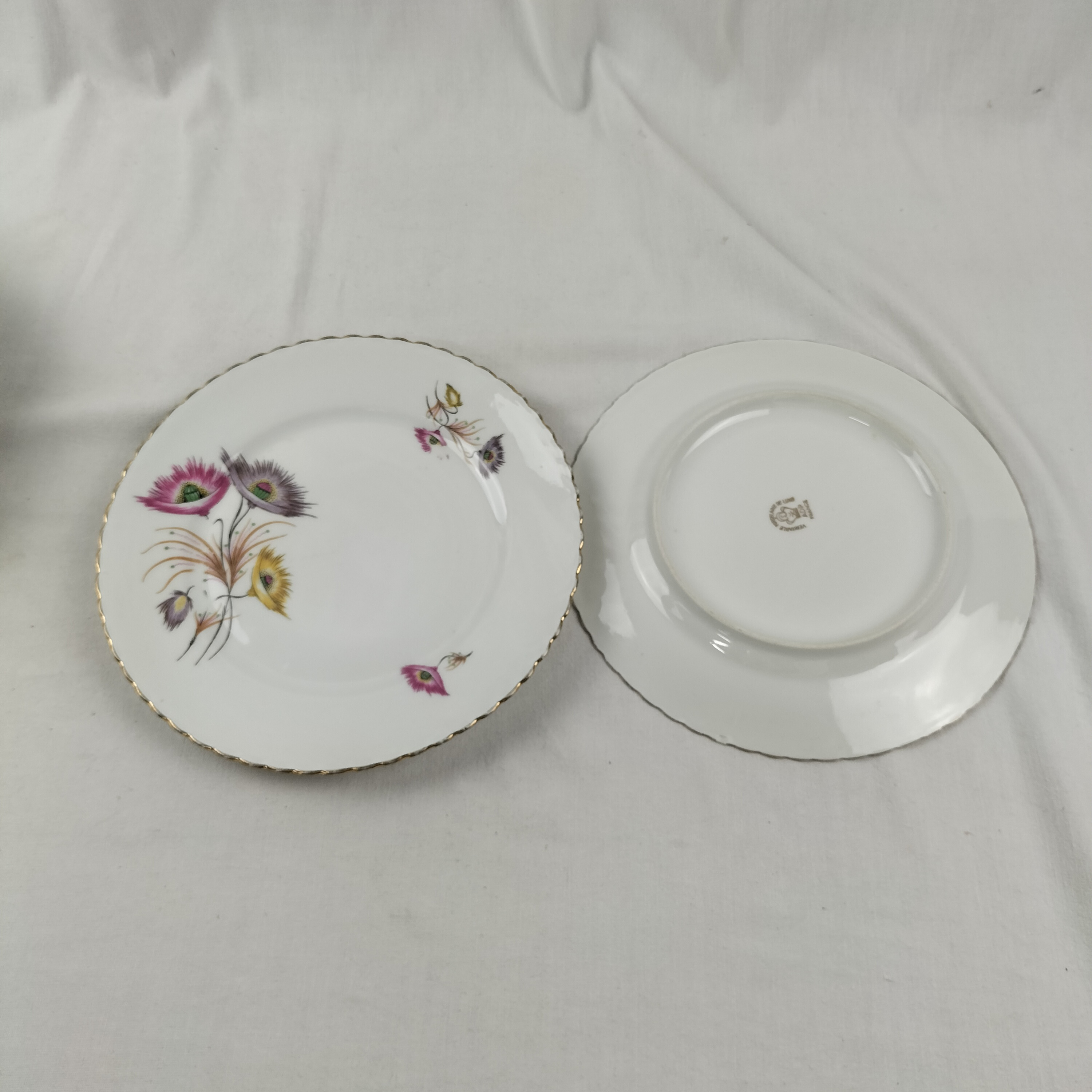 Voir photo 15 de Lot de 7 assiettes 23,4 cm –5 Porcelaine de Luxe du Berry et 2 véritables porcelaine de luxe ,élégante motif floral identique (porcelaine de Limoge) Lot de 7 assiettes 23,4 cm –5 Porcelaine de Luxe du Berry et 2 véritables porcelaine de luxe ,élégante motif floral identique (porcelaine de Limoge) Bon état reconditionné photo 15