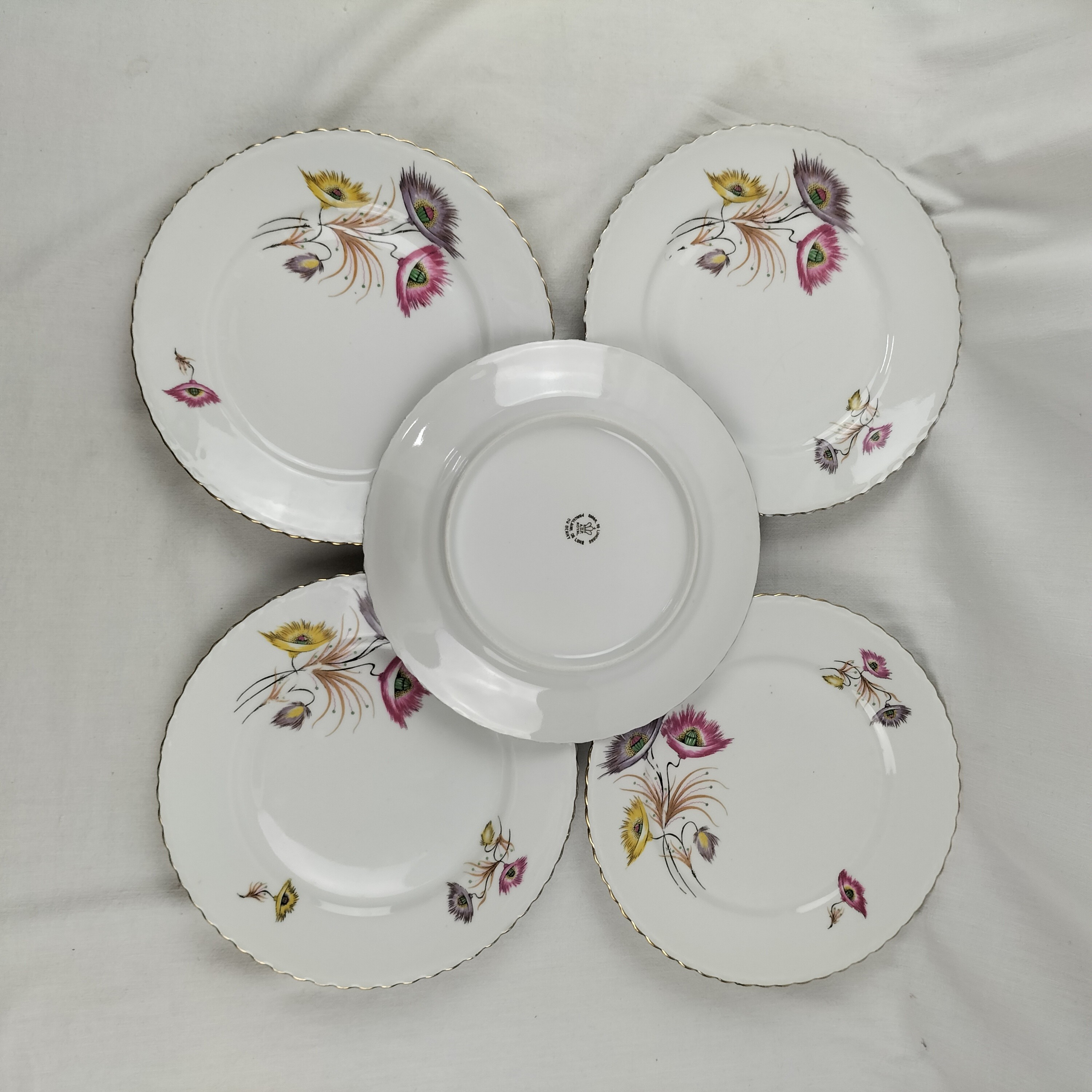 Voir photo 2 de Lot de 7 assiettes 23,4 cm –5 Porcelaine de Luxe du Berry et 2 véritables porcelaine de luxe ,élégante motif floral identique (porcelaine de Limoge) Lot de 7 assiettes 23,4 cm –5 Porcelaine de Luxe du Berry et 2 véritables porcelaine de luxe ,élégante motif floral identique (porcelaine de Limoge) Bon état reconditionné photo 2