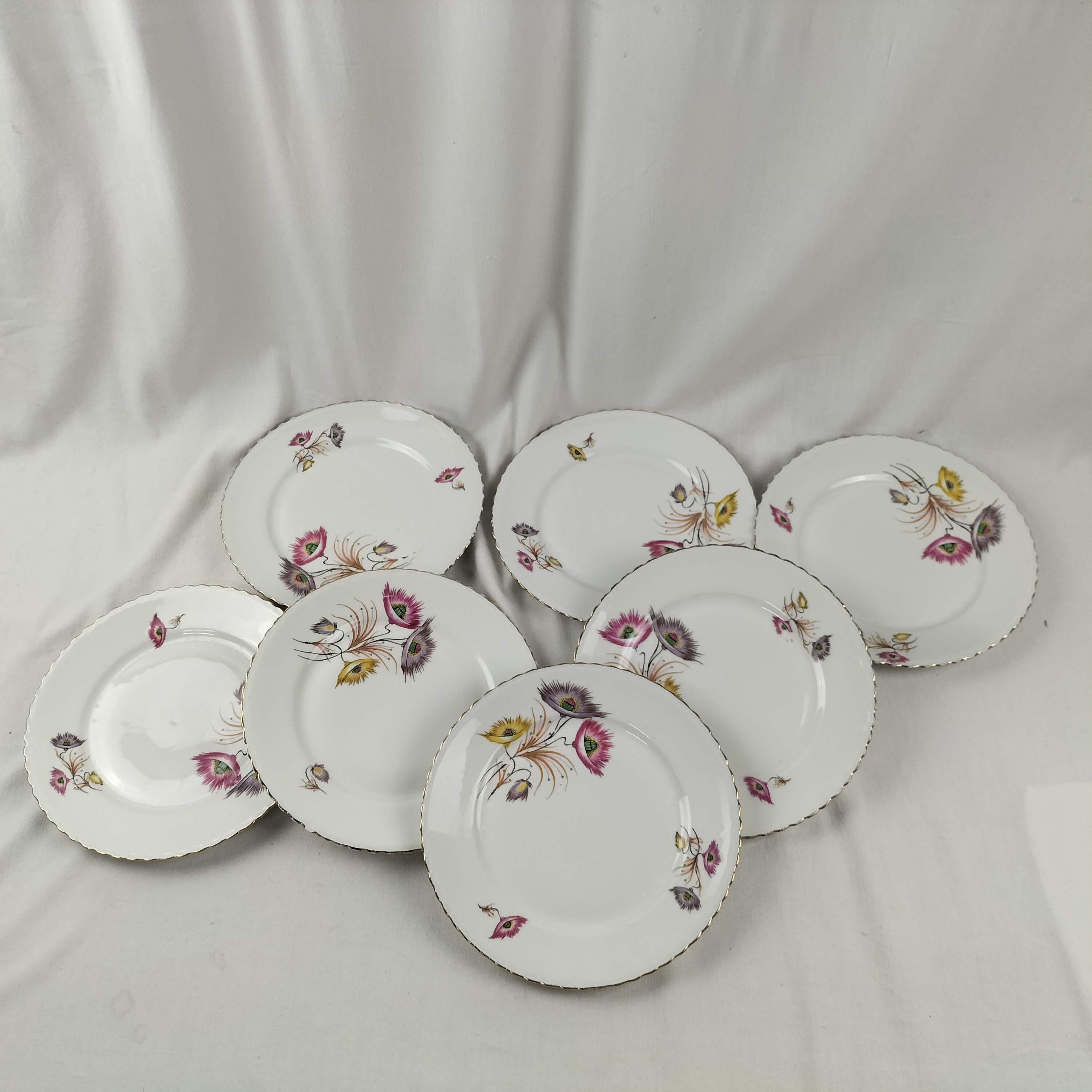 Voir photo 3 de Lot de 7 assiettes 23,4 cm –5 Porcelaine de Luxe du Berry et 2 véritables porcelaine de luxe ,élégante motif floral identique (porcelaine de Limoge) Lot de 7 assiettes 23,4 cm –5 Porcelaine de Luxe du Berry et 2 véritables porcelaine de luxe ,élégante motif floral identique (porcelaine de Limoge) Bon état reconditionné photo 3