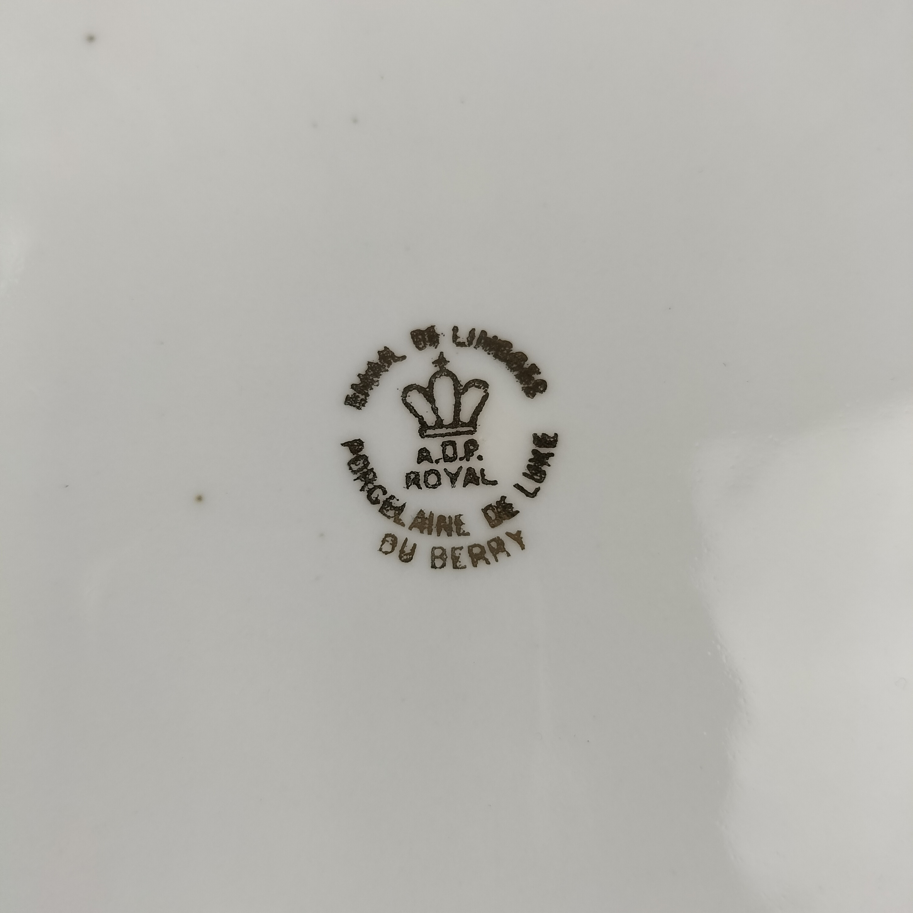 Voir photo 4 de Lot de 7 assiettes 23,4 cm –5 Porcelaine de Luxe du Berry et 2 véritables porcelaine de luxe ,élégante motif floral identique (porcelaine de Limoge) Lot de 7 assiettes 23,4 cm –5 Porcelaine de Luxe du Berry et 2 véritables porcelaine de luxe ,élégante motif floral identique (porcelaine de Limoge) Bon état reconditionné photo 4