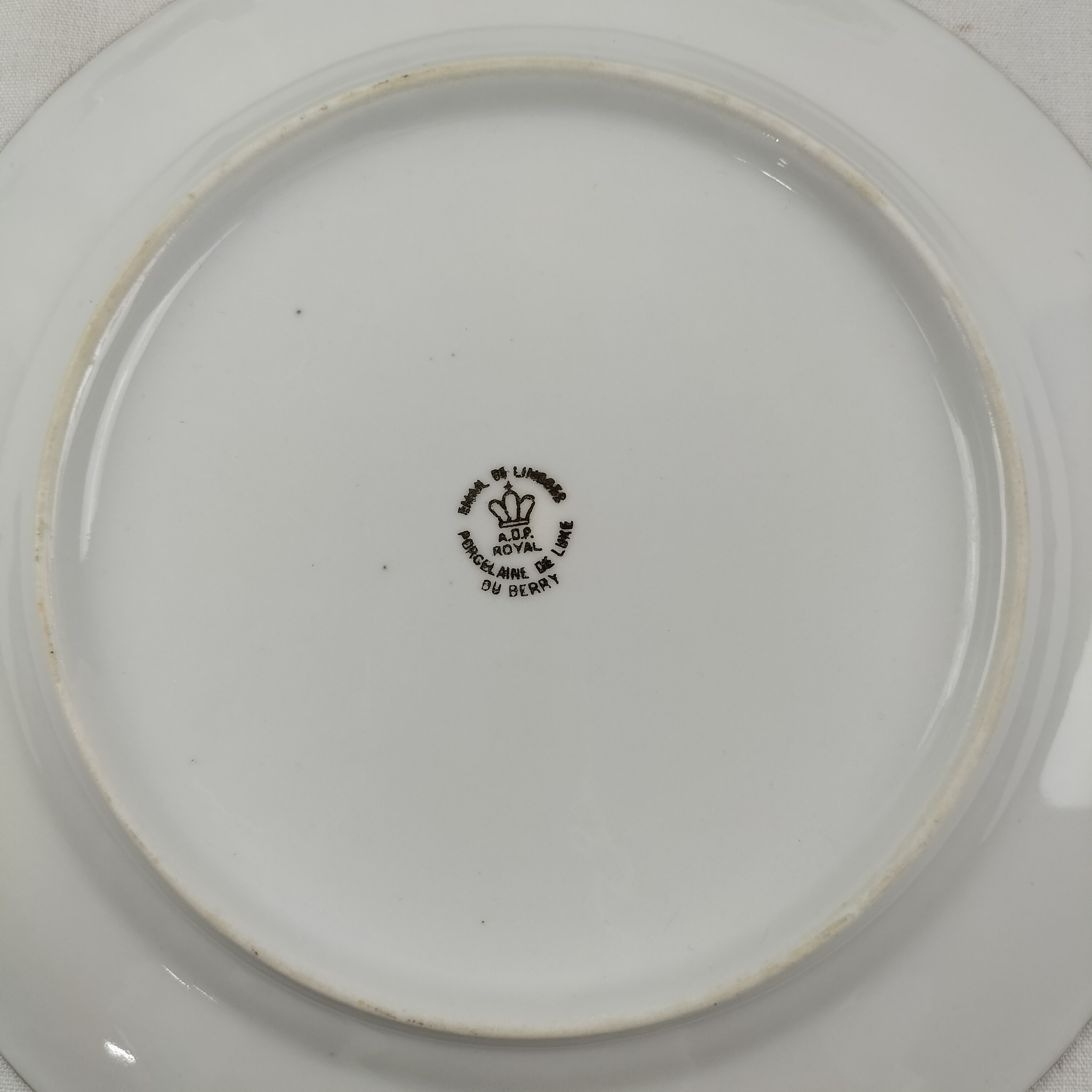 Voir photo 6 de Lot de 7 assiettes 23,4 cm –5 Porcelaine de Luxe du Berry et 2 véritables porcelaine de luxe ,élégante motif floral identique (porcelaine de Limoge) Lot de 7 assiettes 23,4 cm –5 Porcelaine de Luxe du Berry et 2 véritables porcelaine de luxe ,élégante motif floral identique (porcelaine de Limoge) Bon état reconditionné photo 6