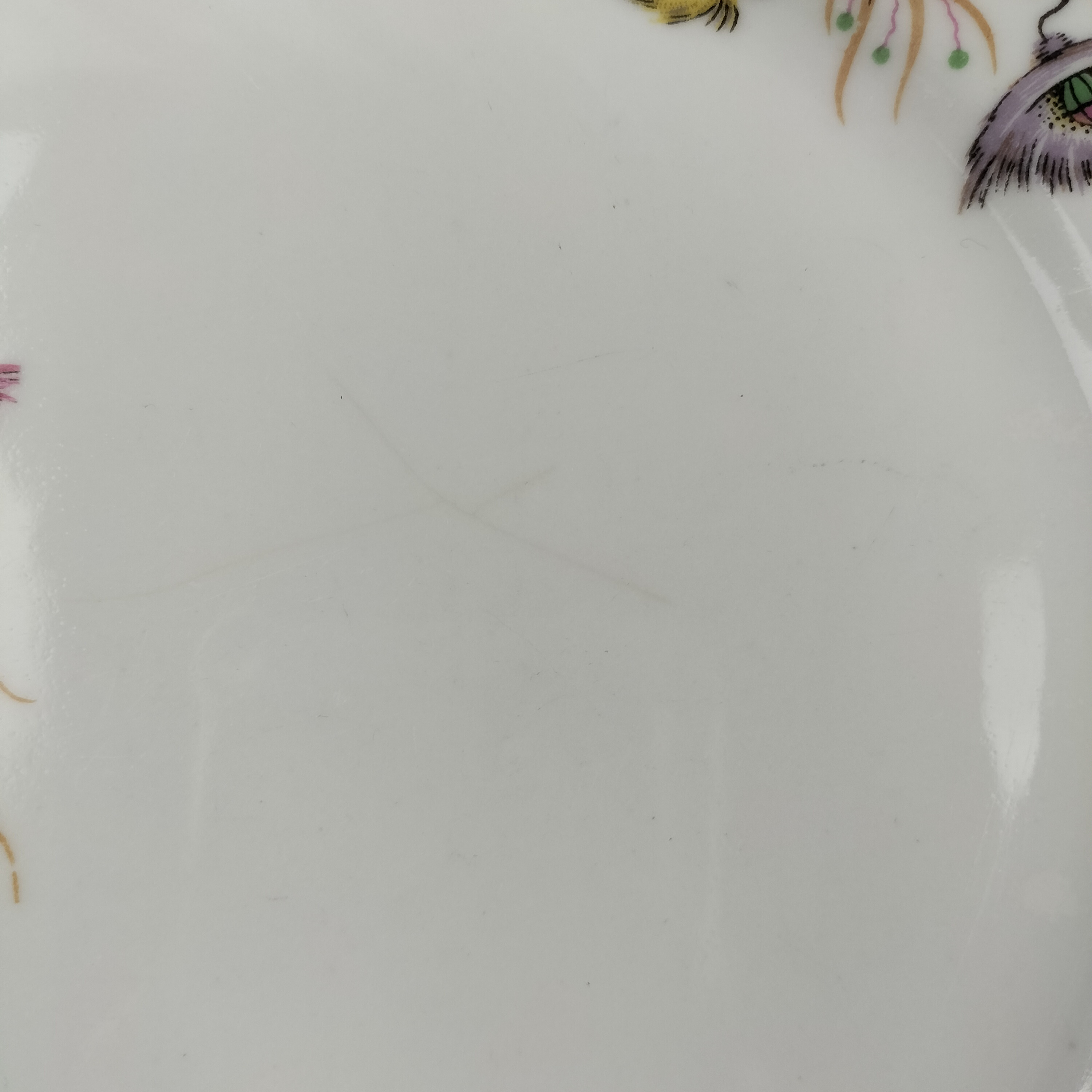 Voir photo 7 de Lot de 7 assiettes 23,4 cm –5 Porcelaine de Luxe du Berry et 2 véritables porcelaine de luxe ,élégante motif floral identique (porcelaine de Limoge) Lot de 7 assiettes 23,4 cm –5 Porcelaine de Luxe du Berry et 2 véritables porcelaine de luxe ,élégante motif floral identique (porcelaine de Limoge) Bon état reconditionné photo 7