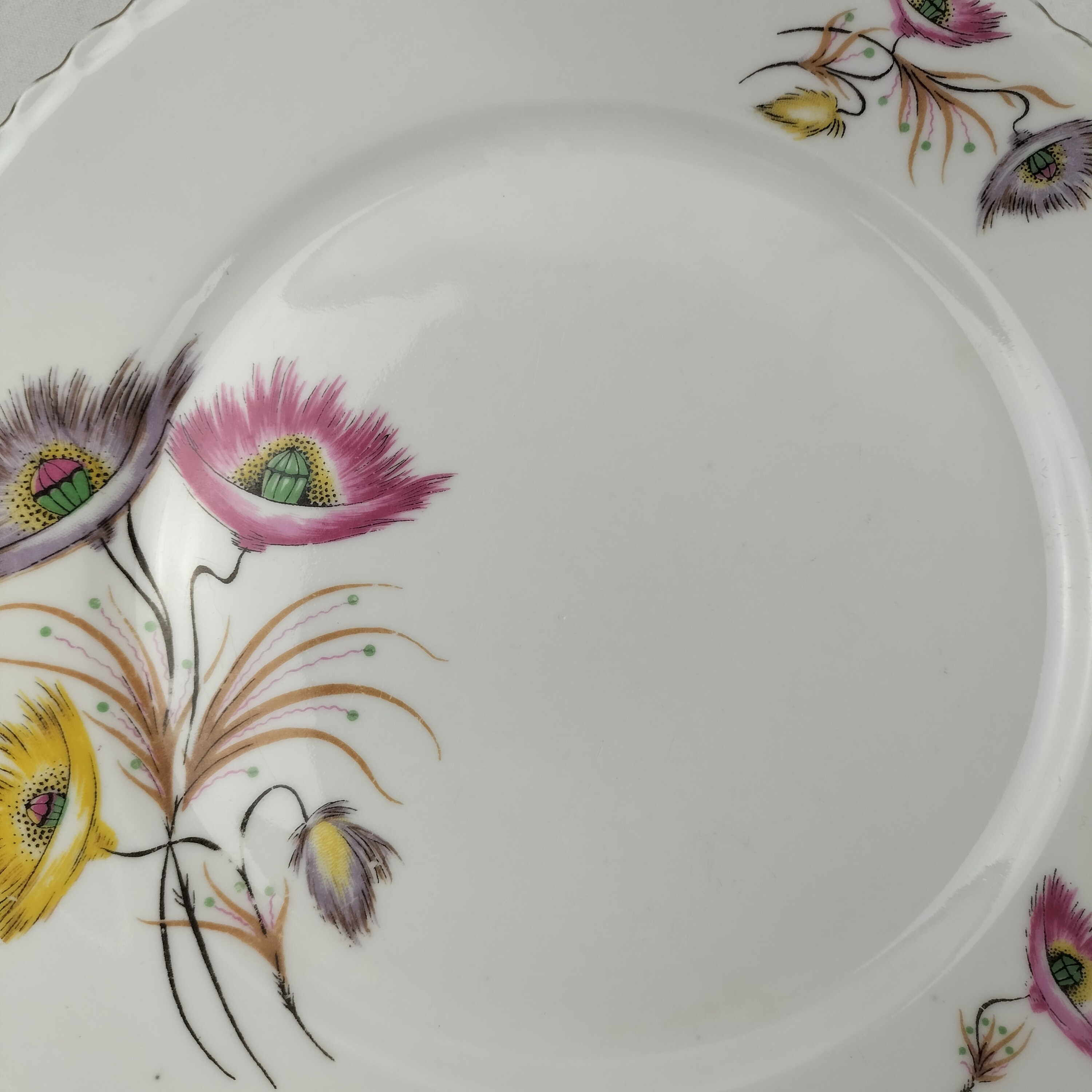 Voir photo 9 de Lot de 7 assiettes 23,4 cm –5 Porcelaine de Luxe du Berry et 2 véritables porcelaine de luxe ,élégante motif floral identique (porcelaine de Limoge) Lot de 7 assiettes 23,4 cm –5 Porcelaine de Luxe du Berry et 2 véritables porcelaine de luxe ,élégante motif floral identique (porcelaine de Limoge) Bon état reconditionné photo 9