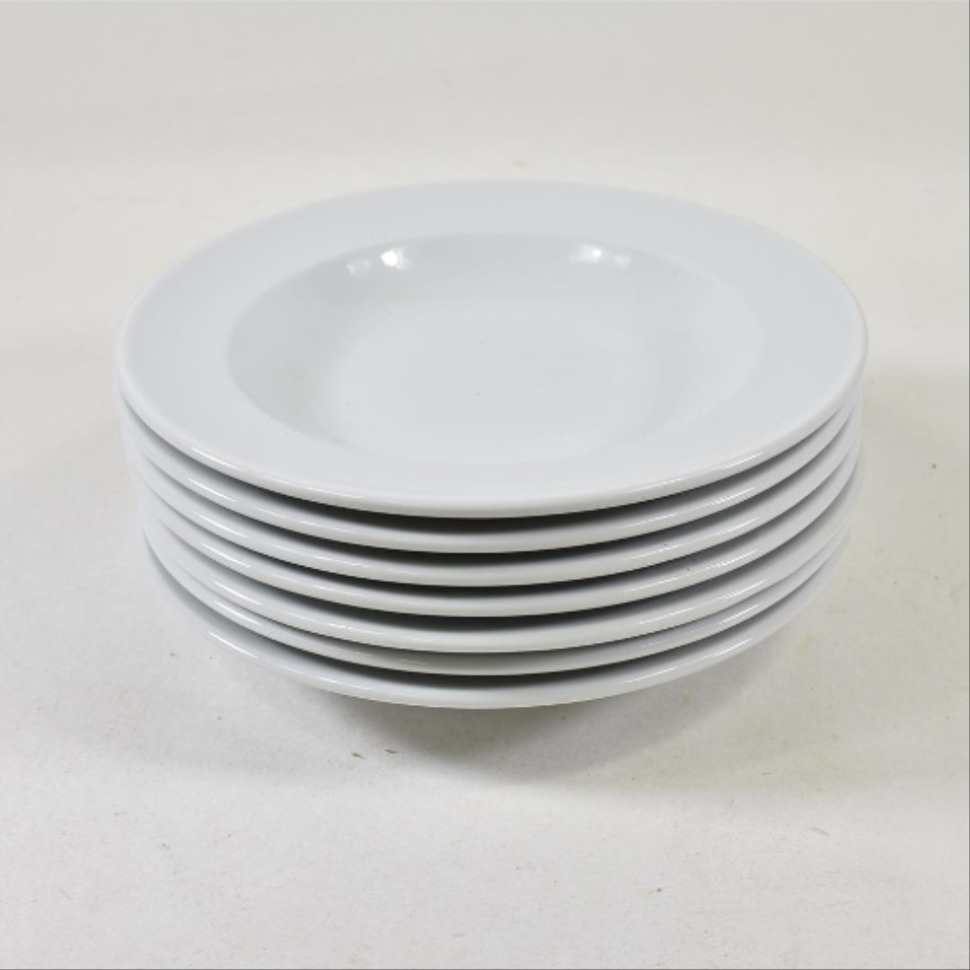 Lot de 7 assiettes à soupe en porcelaine Bon état - 20,00 € Lot de 7 assiettes à soupe en porcelaine Bon état reconditionné disponible sur Label Emmaüs