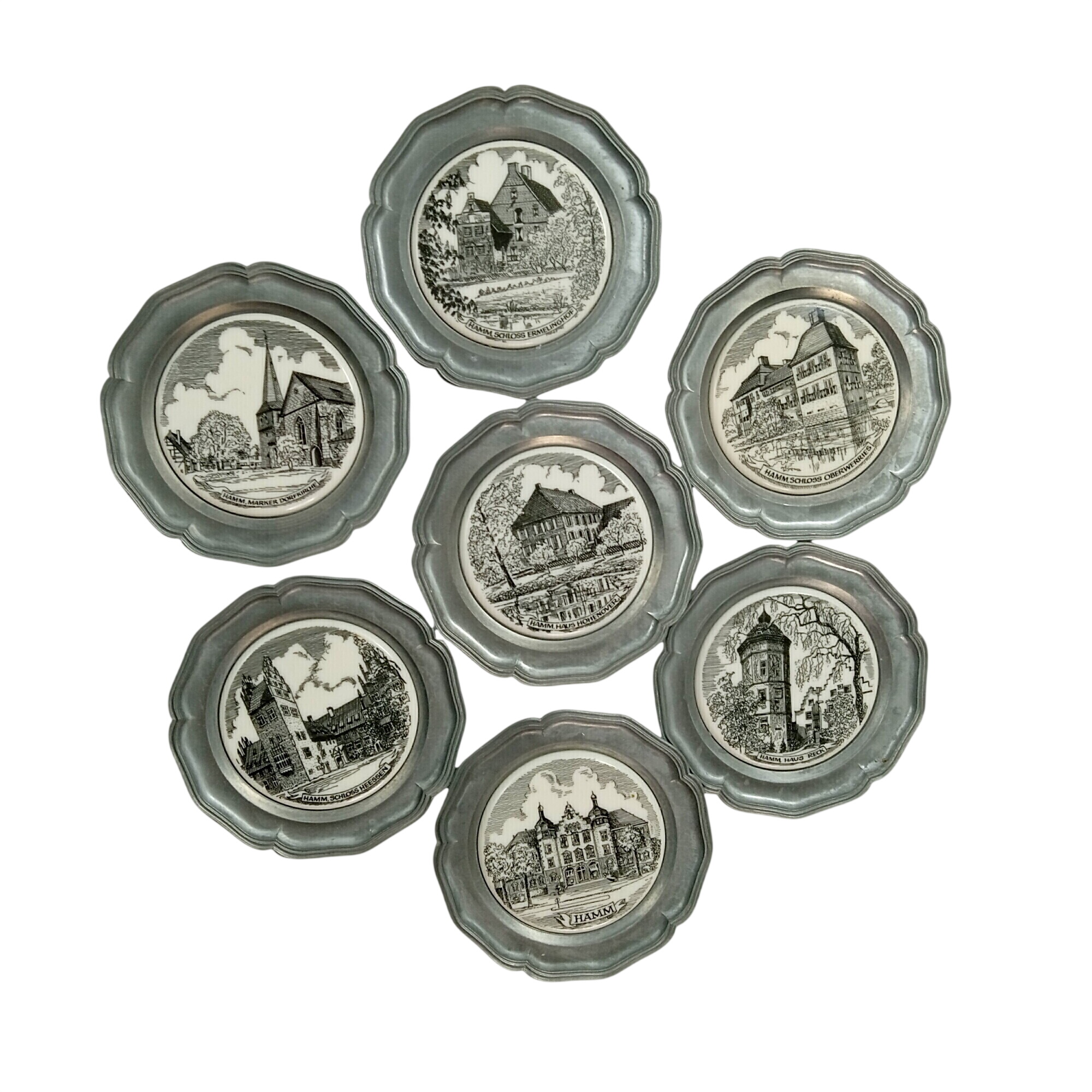 Voir photo 2 de Lot de 7 assiettes mural 10 cm en étain et céramique Hamm estampillé Lot de 7 assiettes mural 10 cm en étain et céramique Hamm estampillé Très bon état reconditionné photo 2