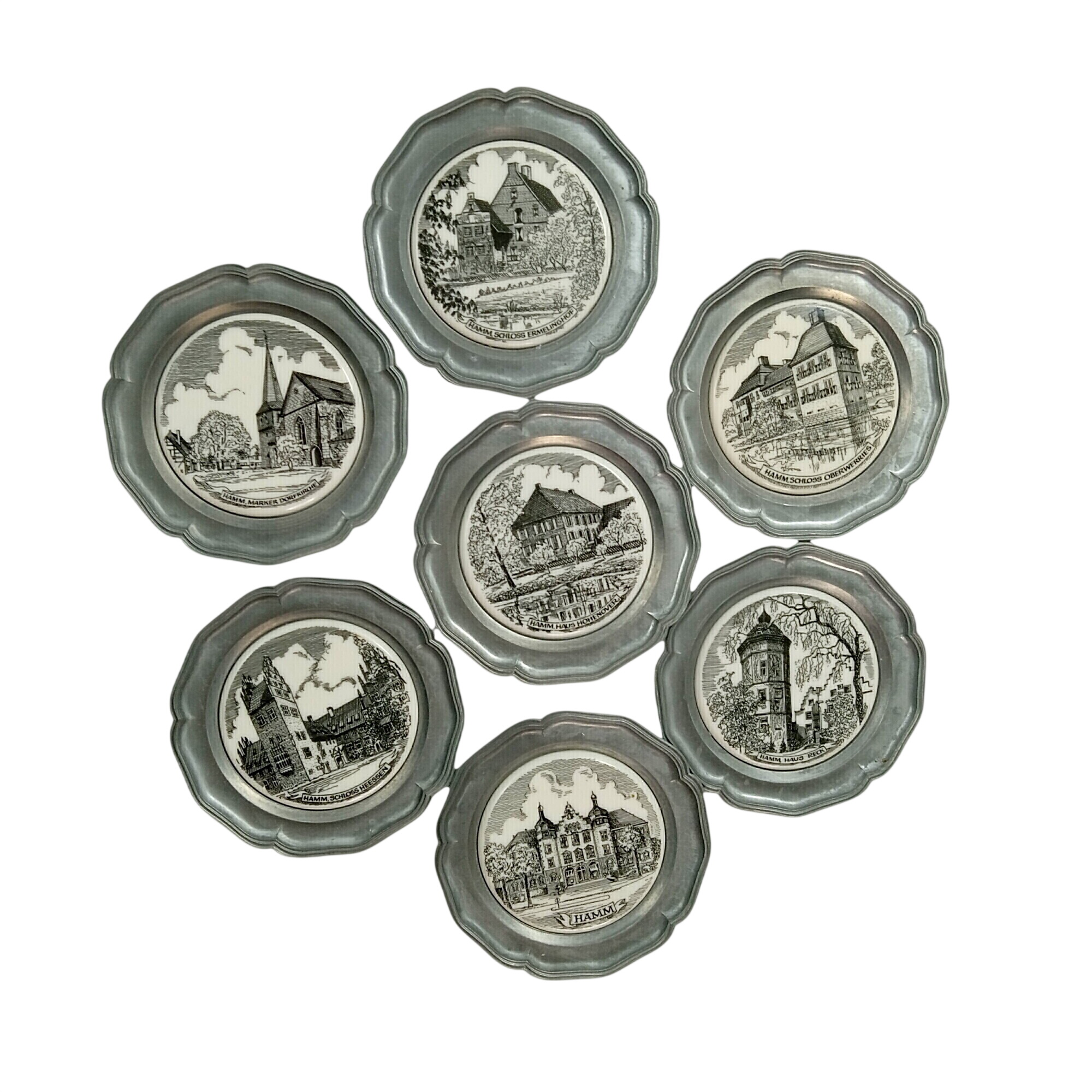 Lot de 7 assiettes mural 10 cm en étain et céramique Hamm estampillé Très bon état - 16,00 € Lot de 7 assiettes mural 10 cm en étain et céramique Hamm estampillé Très bon état reconditionné disponible sur Label Emmaüs