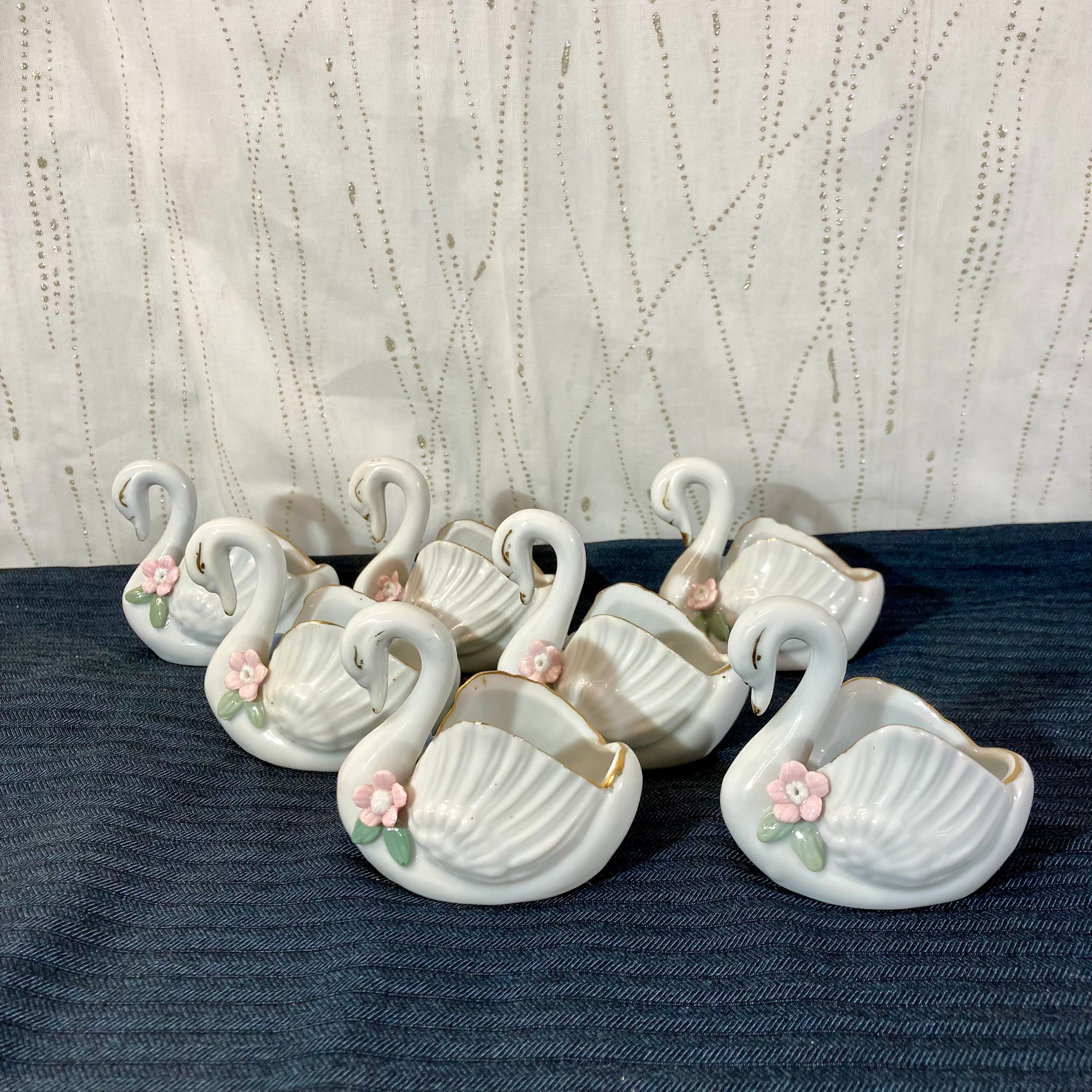 Acheter Lot de 7 cygnes en porcelaine Très bon état - 10,50 € Lot de 7 cygnes en porcelaine Très bon état reconditionné disponible sur Label Emmaüs