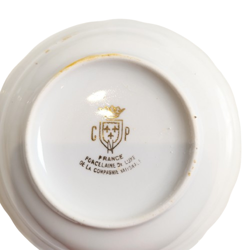 Voir photo 2 de Lot de 7 Petites coupelles de 13 Cm & un saladier de 23,5 Cm Porcelaine De luxe de la compagnie Nationale FRANCE Lot de 7 Petites coupelles de 13 Cm & un saladier de 23,5 Cm Porcelaine De luxe de la compagnie Nationale FRANCE Bon état reconditionné photo 2
