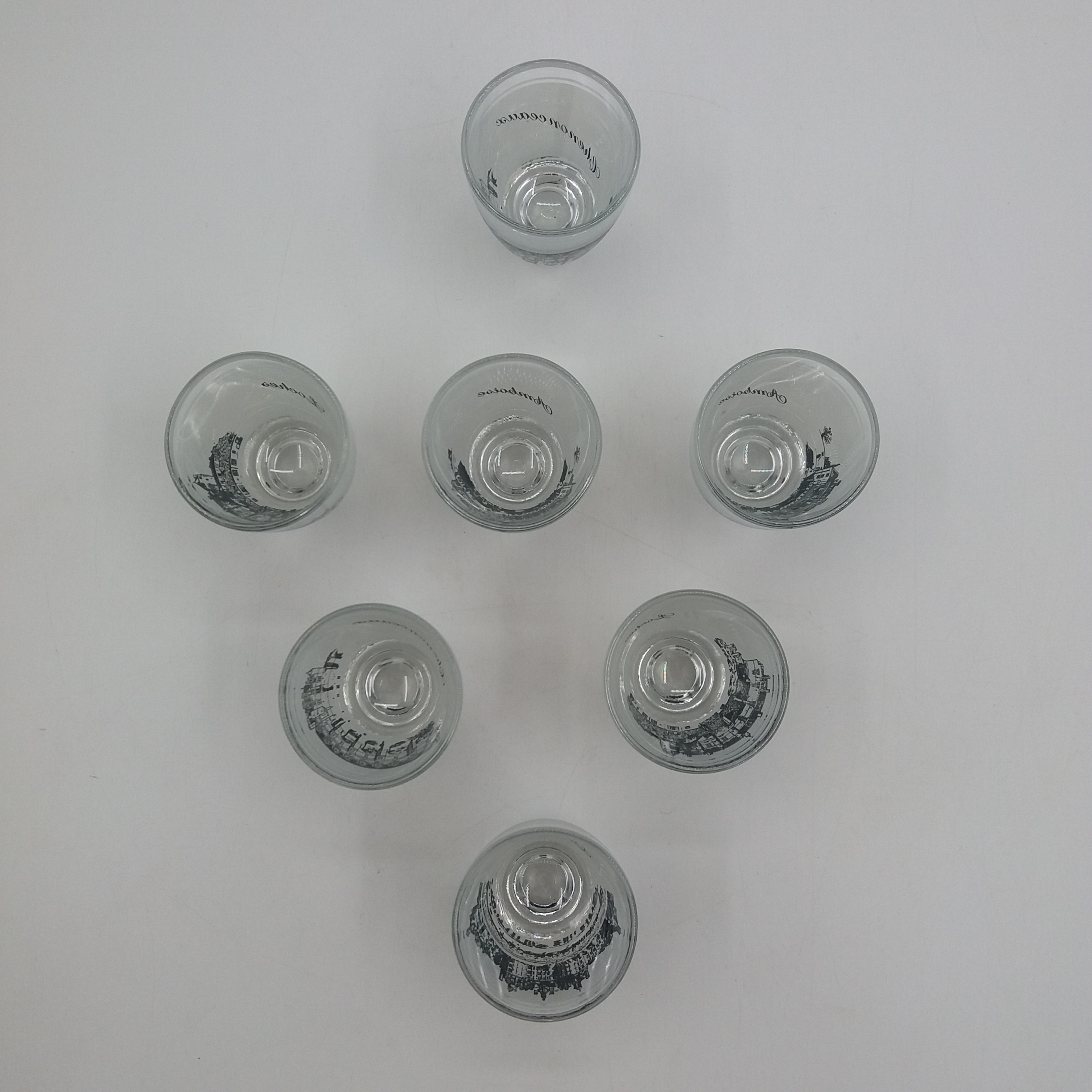 Voir photo 2 de Lot de 7 verres à liqueur. Motifs Châteaux de la loire. Lot de 7 verres à liqueur. Motifs Châteaux de la loire. Très bon état reconditionné photo 2