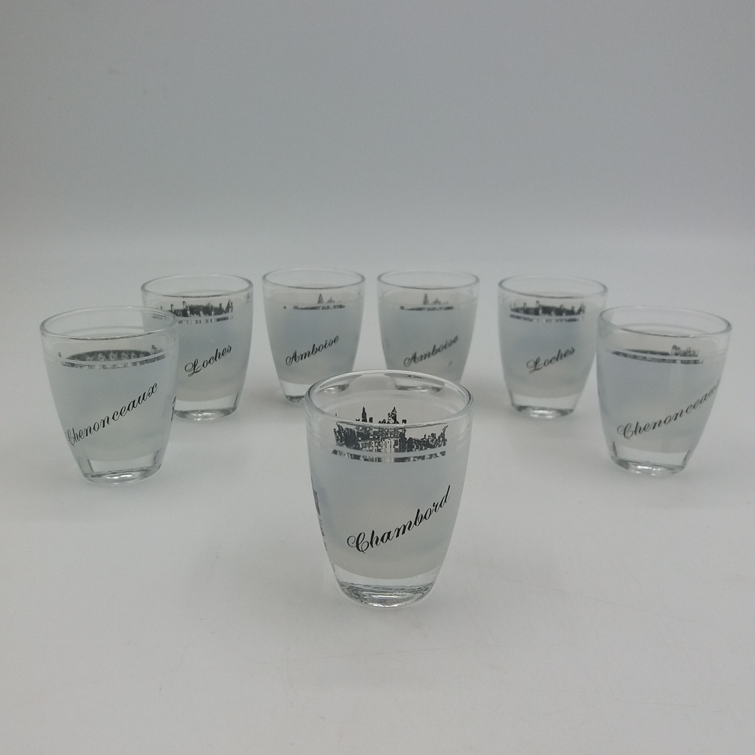 Voir photo 3 de Lot de 7 verres à liqueur. Motifs Châteaux de la loire. Lot de 7 verres à liqueur. Motifs Châteaux de la loire. Très bon état reconditionné photo 3