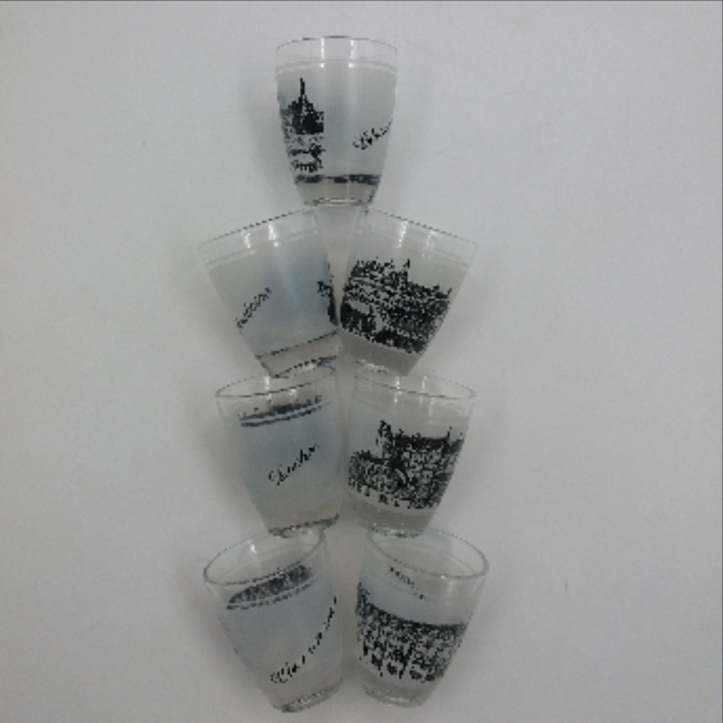 Voir photo 4 de Lot de 7 verres à liqueur. Motifs Châteaux de la loire. Lot de 7 verres à liqueur. Motifs Châteaux de la loire. Très bon état reconditionné photo 4