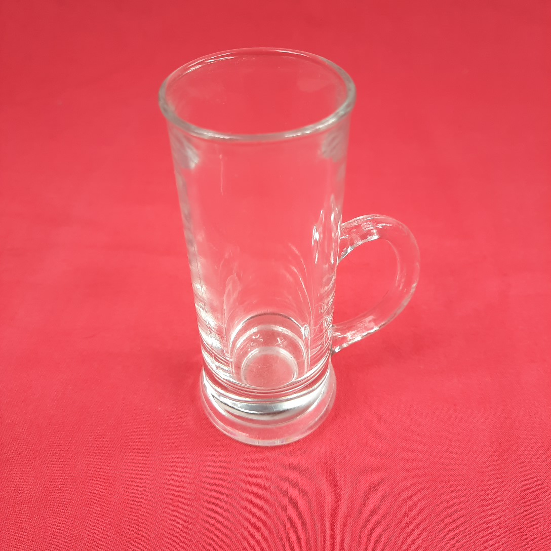 Voir photo 2 de LOT de 7 verres à Schnaps à anse en verre transparent LOT de 7 verres à Schnaps à anse en verre transparent Très bon état reconditionné photo 2