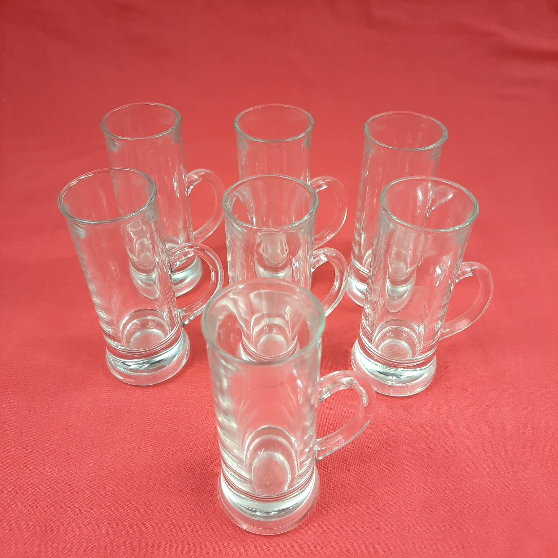 LOT de 7 verres à Schnaps à anse en verre transparent Très bon état - 10,00 € LOT de 7 verres à Schnaps à anse en verre transparent Très bon état reconditionné disponible sur Label Emmaüs