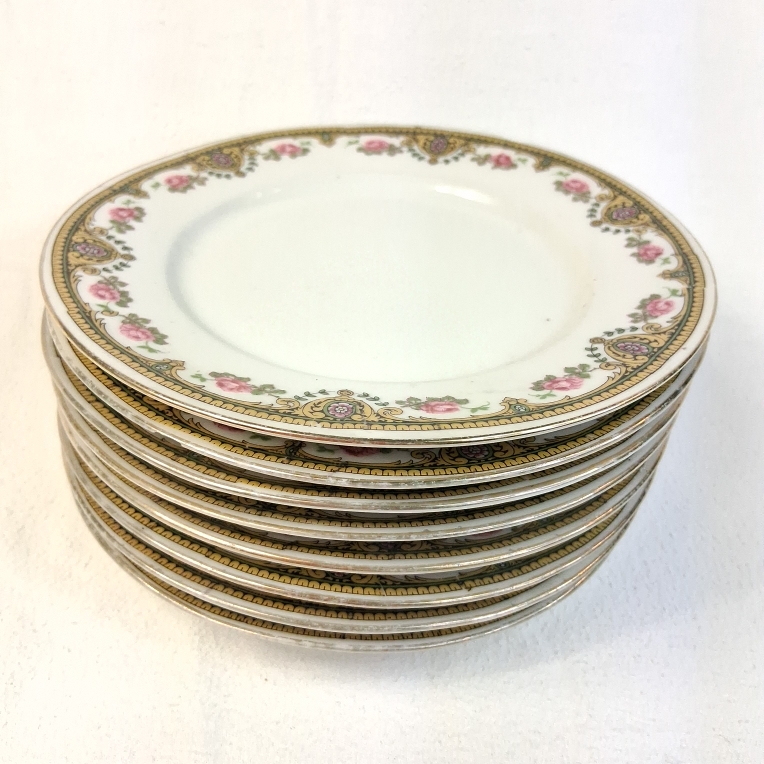 Voir photo 2 de LOT de 8 Assiettes à dessert en "Porcelaine de Limoges" LOT de 8 Assiettes à dessert en "Porcelaine de Limoges" Bon état reconditionné photo 2