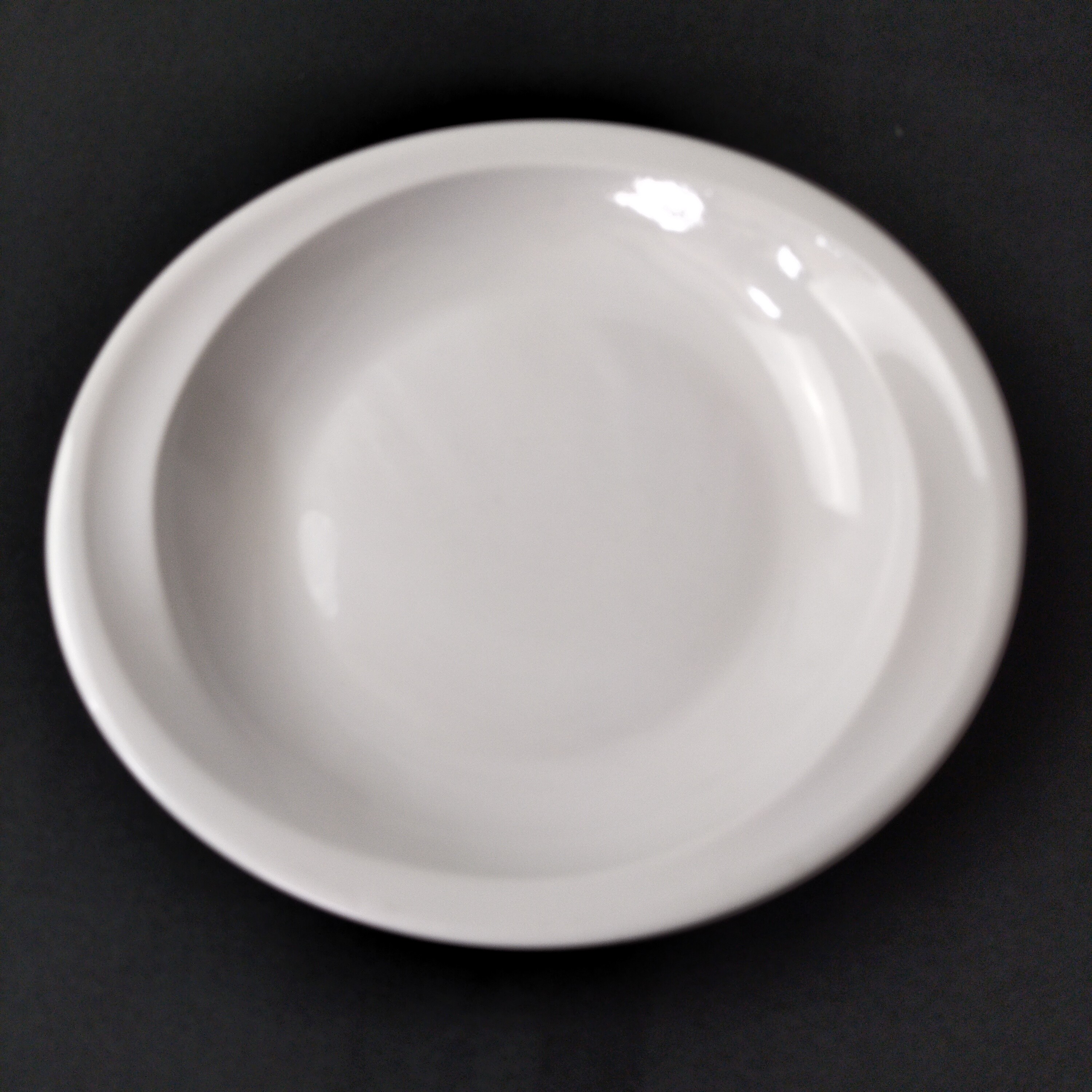 Voir photo 2 de Lot de 8 assiettes à dessert ou à entrée ovales en porcelaine blanche "Sarreguemines France" Lot de 8 assiettes à dessert ou à entrée ovales en porcelaine blanche "Sarreguemines France" Bon état reconditionné photo 2