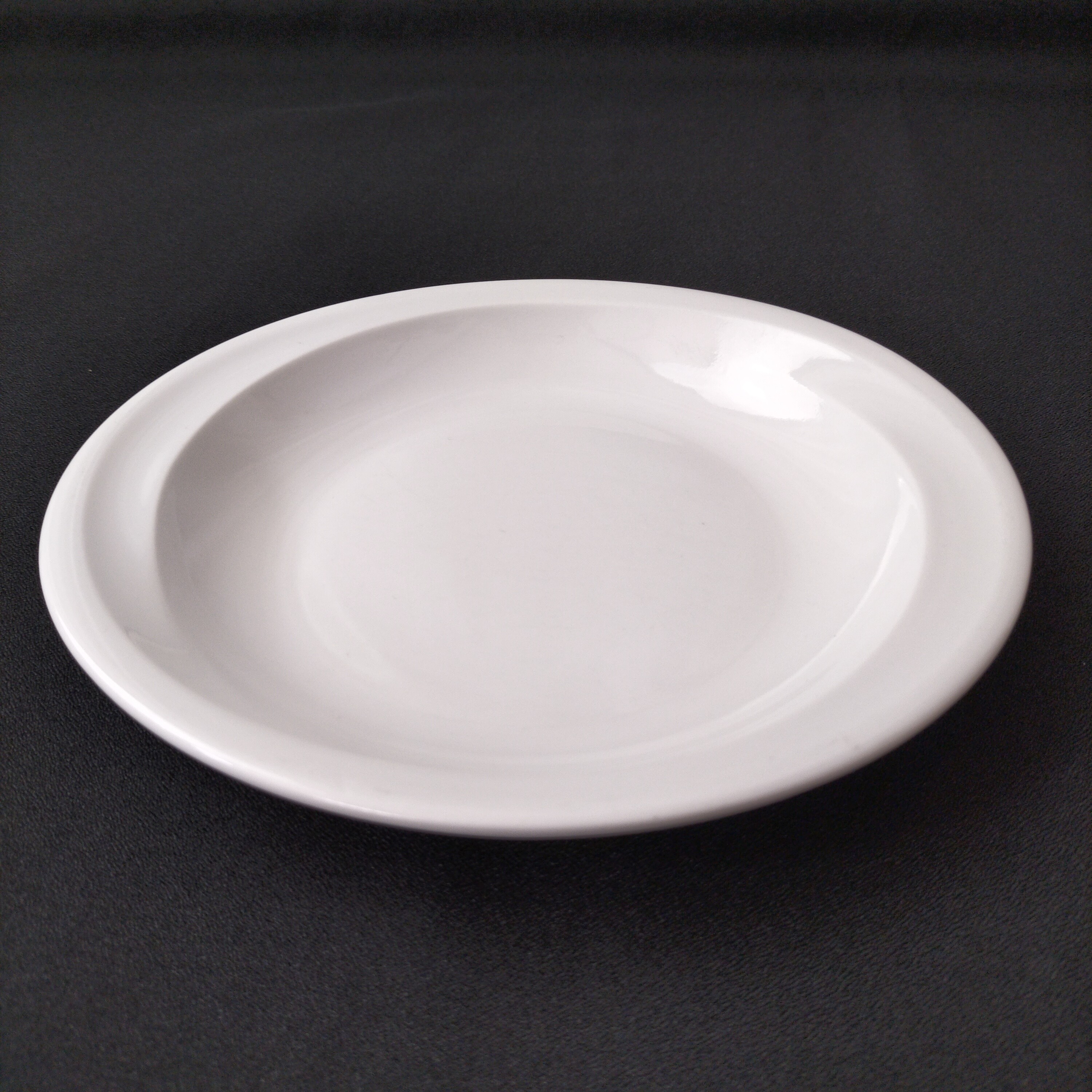 Voir photo 3 de Lot de 8 assiettes à dessert ou à entrée ovales en porcelaine blanche "Sarreguemines France" Lot de 8 assiettes à dessert ou à entrée ovales en porcelaine blanche "Sarreguemines France" Bon état reconditionné photo 3