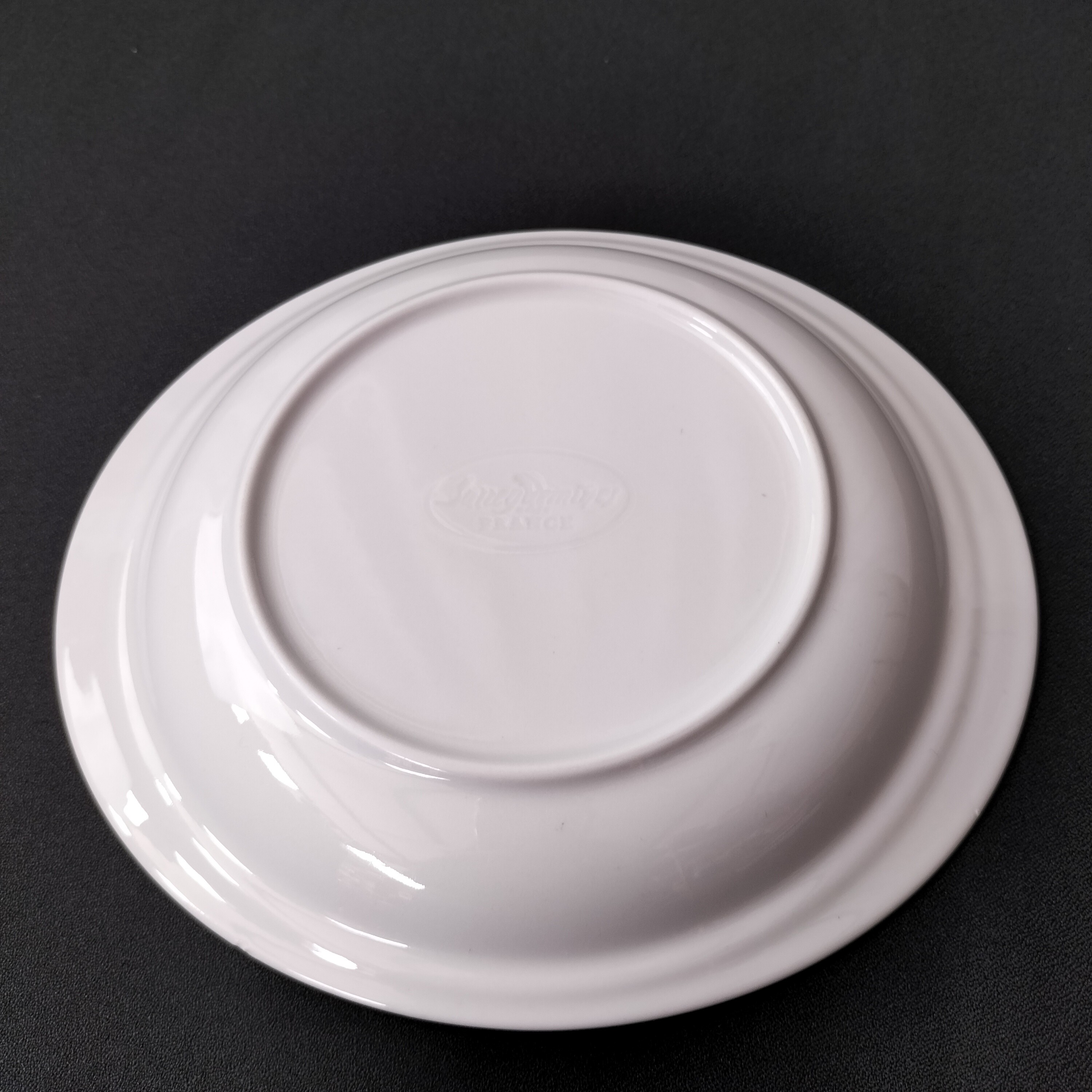 Voir photo 4 de Lot de 8 assiettes à dessert ou à entrée ovales en porcelaine blanche "Sarreguemines France" Lot de 8 assiettes à dessert ou à entrée ovales en porcelaine blanche "Sarreguemines France" Bon état reconditionné photo 4