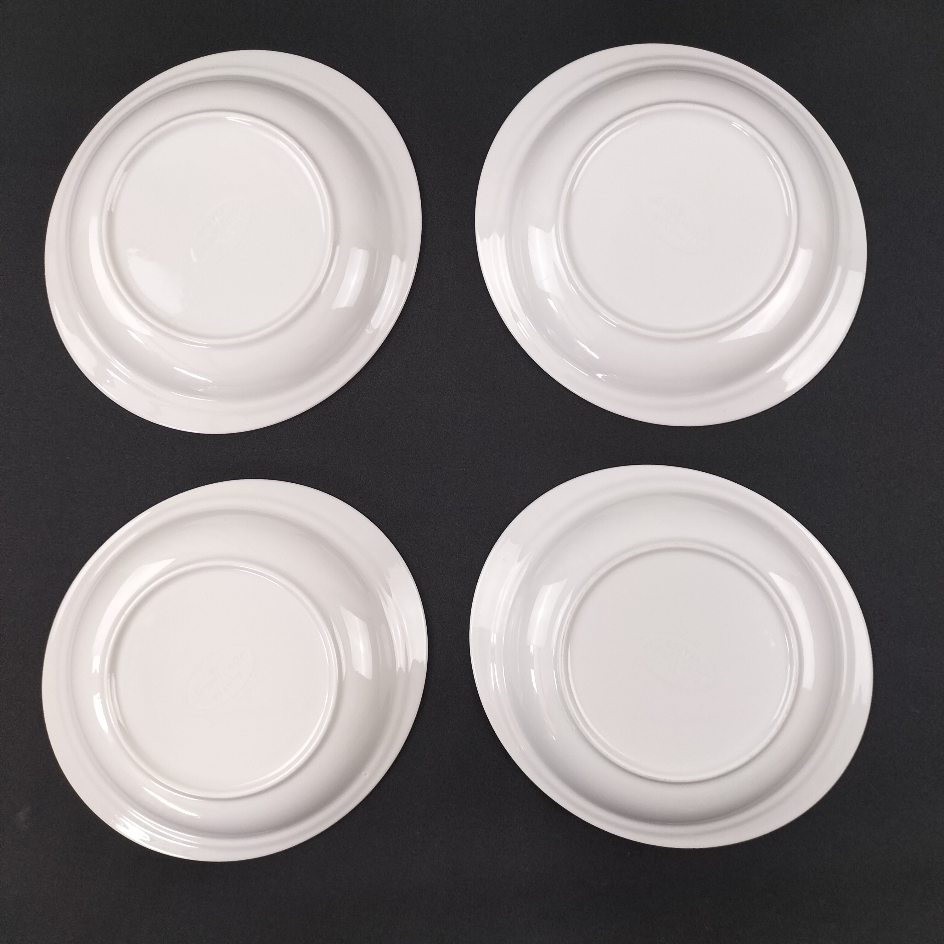 Voir photo 6 de Lot de 8 assiettes à dessert ou à entrée ovales en porcelaine blanche "Sarreguemines France" Lot de 8 assiettes à dessert ou à entrée ovales en porcelaine blanche "Sarreguemines France" Bon état reconditionné photo 6