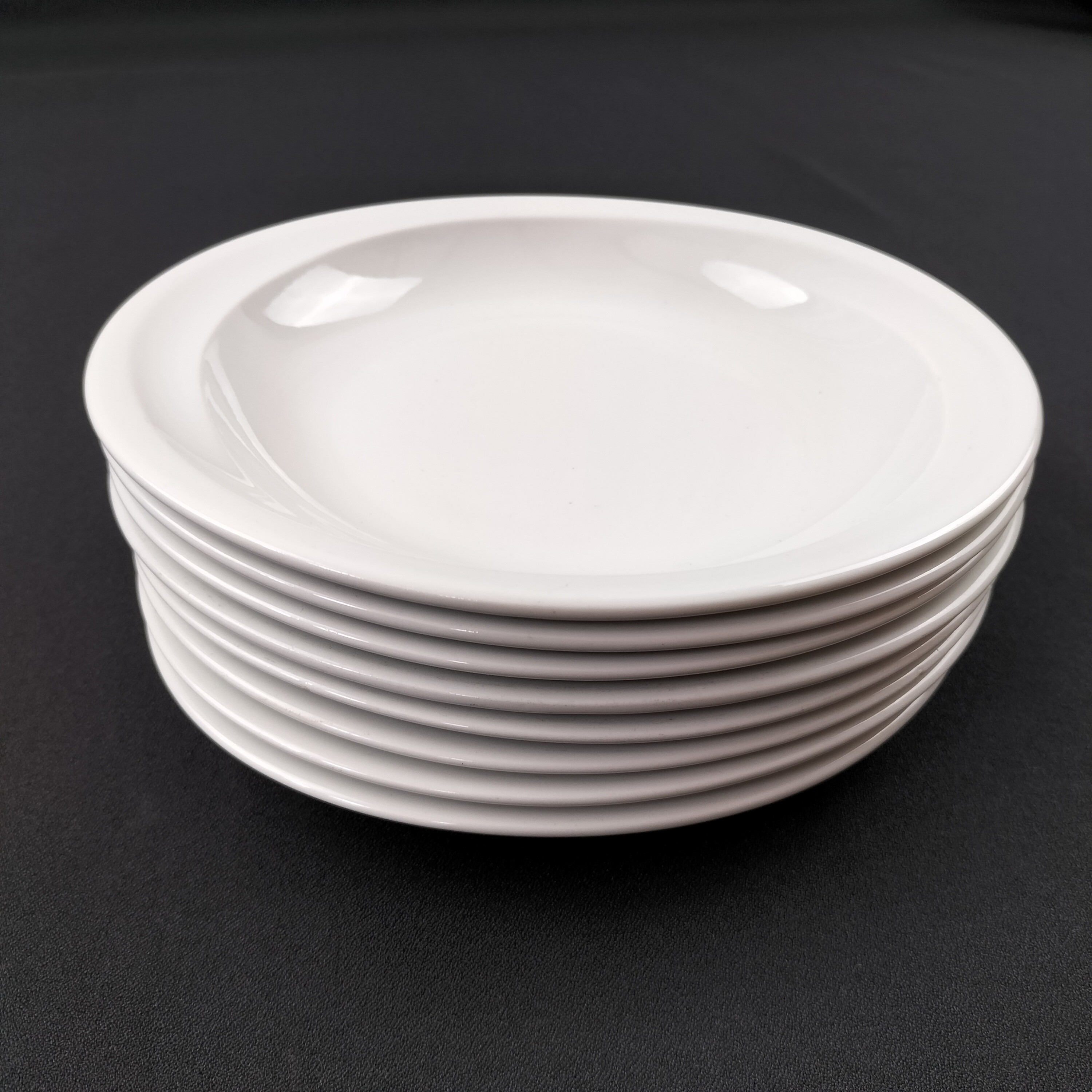 Voir photo 9 de Lot de 8 assiettes à dessert ou à entrée ovales en porcelaine blanche "Sarreguemines France" Lot de 8 assiettes à dessert ou à entrée ovales en porcelaine blanche "Sarreguemines France" Bon état reconditionné photo 9