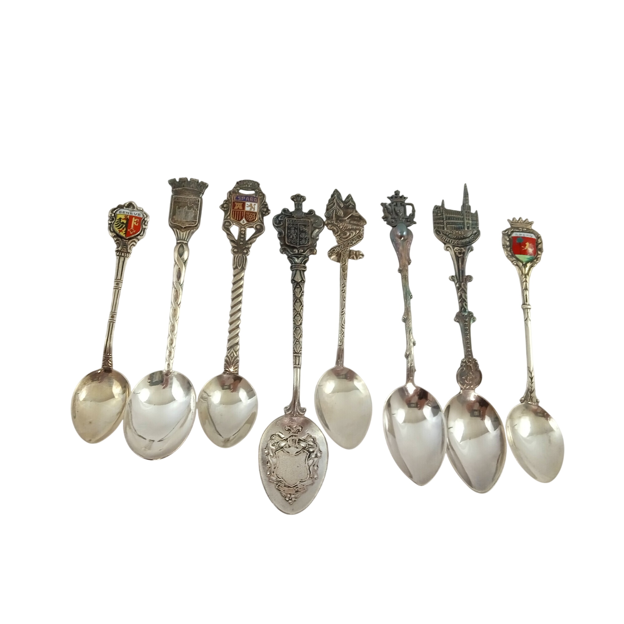 Lot de 8 cuillères de collection Bon état - 12,00 € Lot de 8 cuillères de collection Bon état reconditionné disponible sur Label Emmaüs