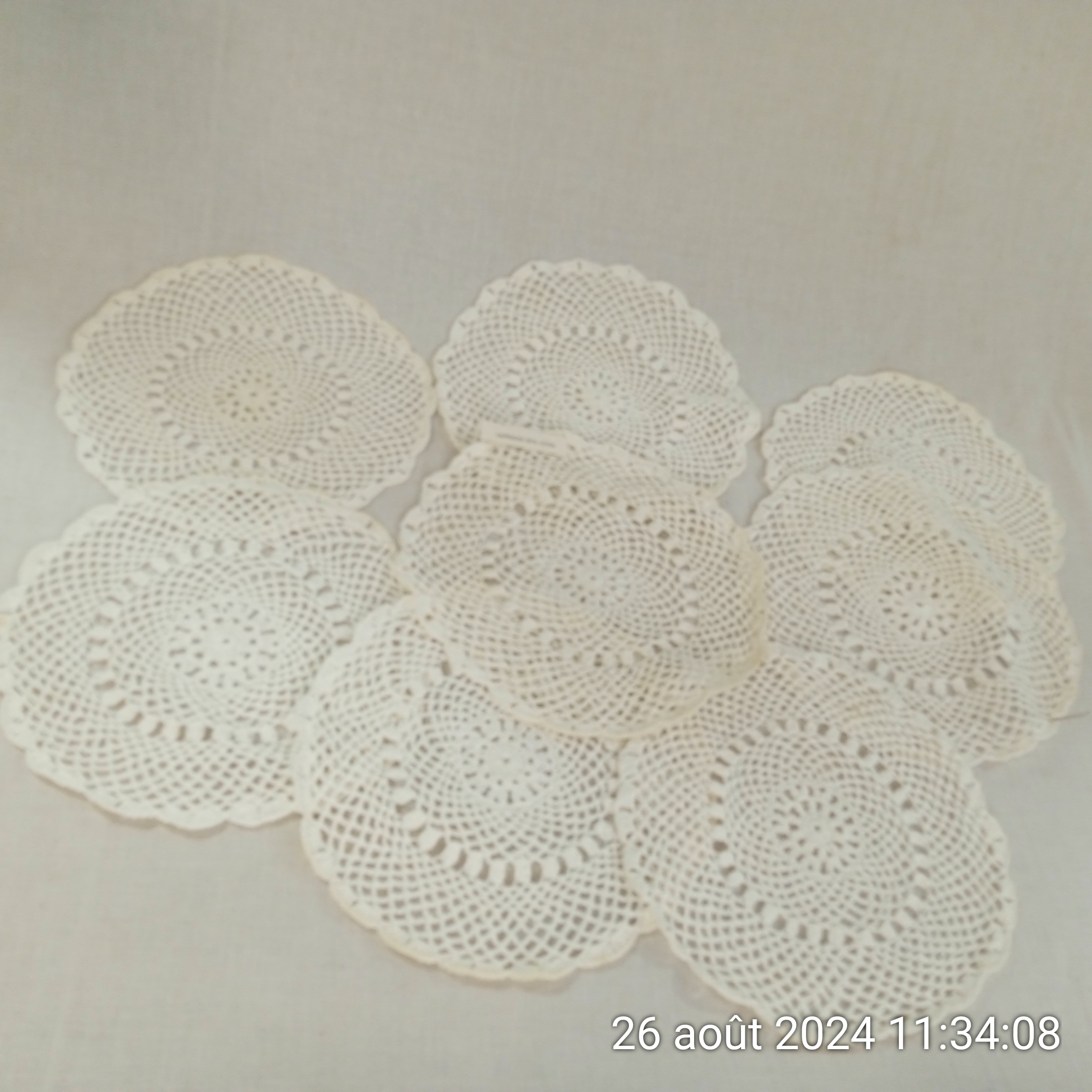 Voir photo 2 de Lot de 8 dessous plats en coton blanc dans une jolie boite en osier années 60 Lot de 8 dessous plats en coton blanc dans une jolie boite en osier années 60 Très bon état reconditionné photo 2