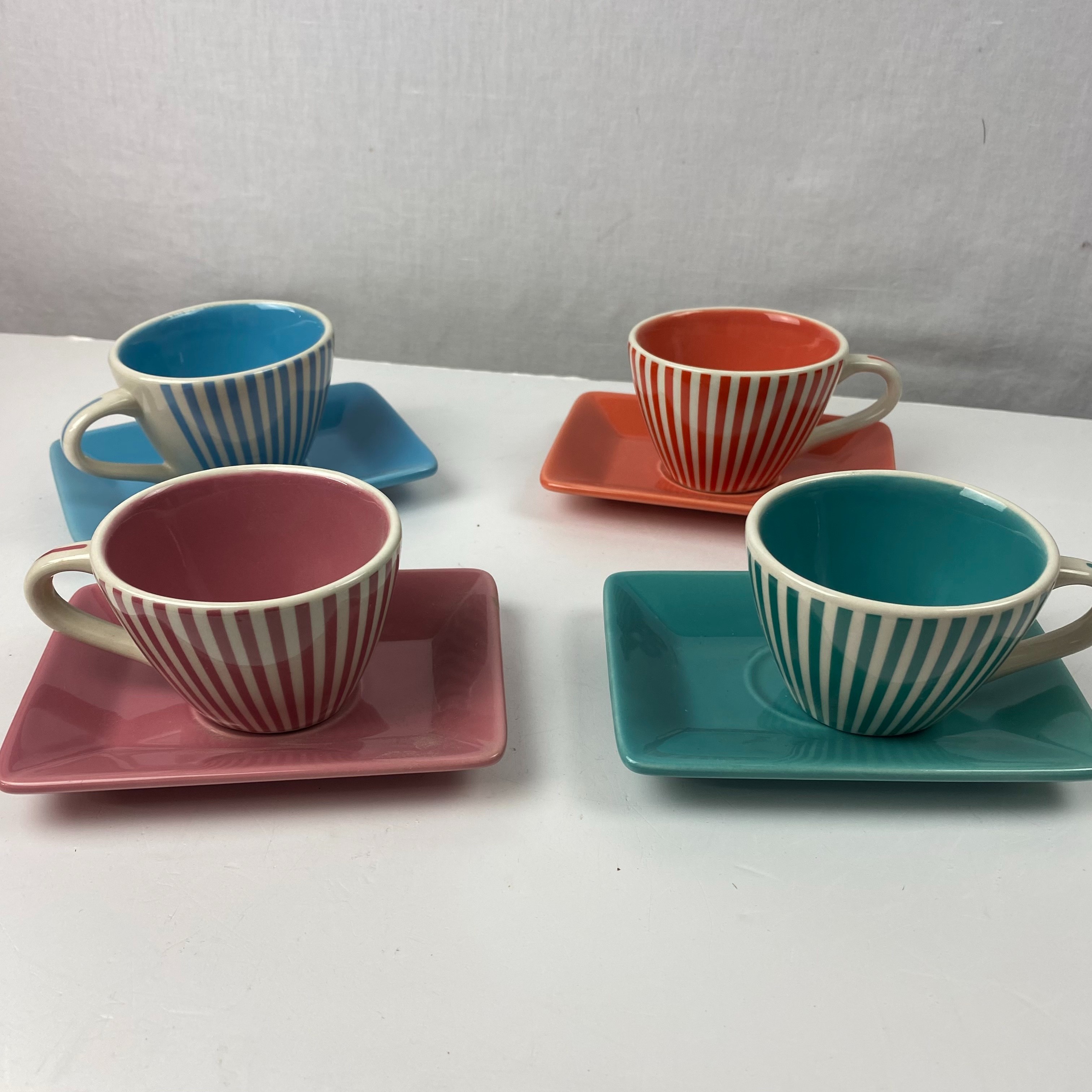 Voir photo 2 de Lot de 8 tasses à café et leurs soucoupes Lot de 8 tasses à café et leurs soucoupes Très bon état reconditionné photo 2