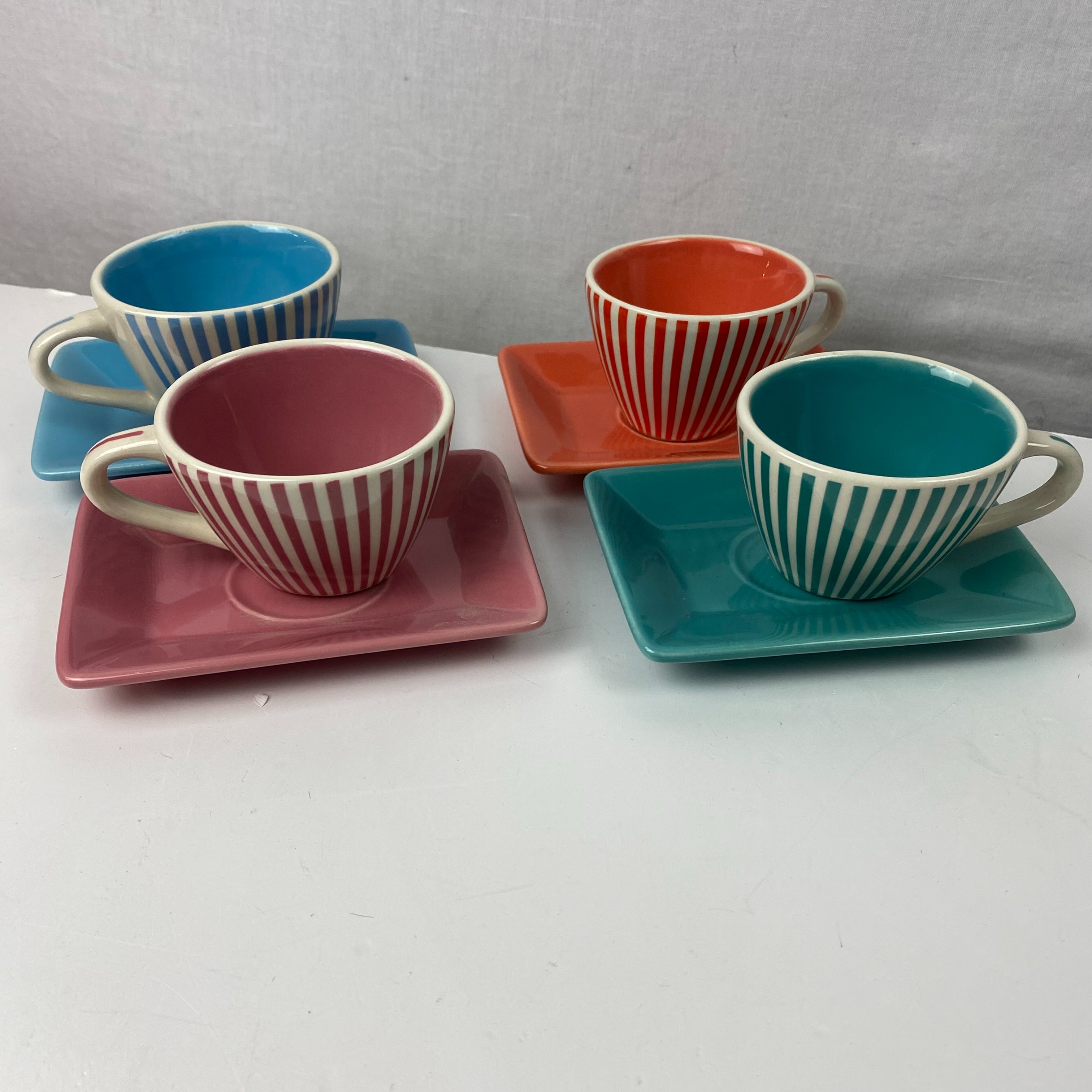 Voir photo 3 de Lot de 8 tasses à café et leurs soucoupes Lot de 8 tasses à café et leurs soucoupes Très bon état reconditionné photo 3