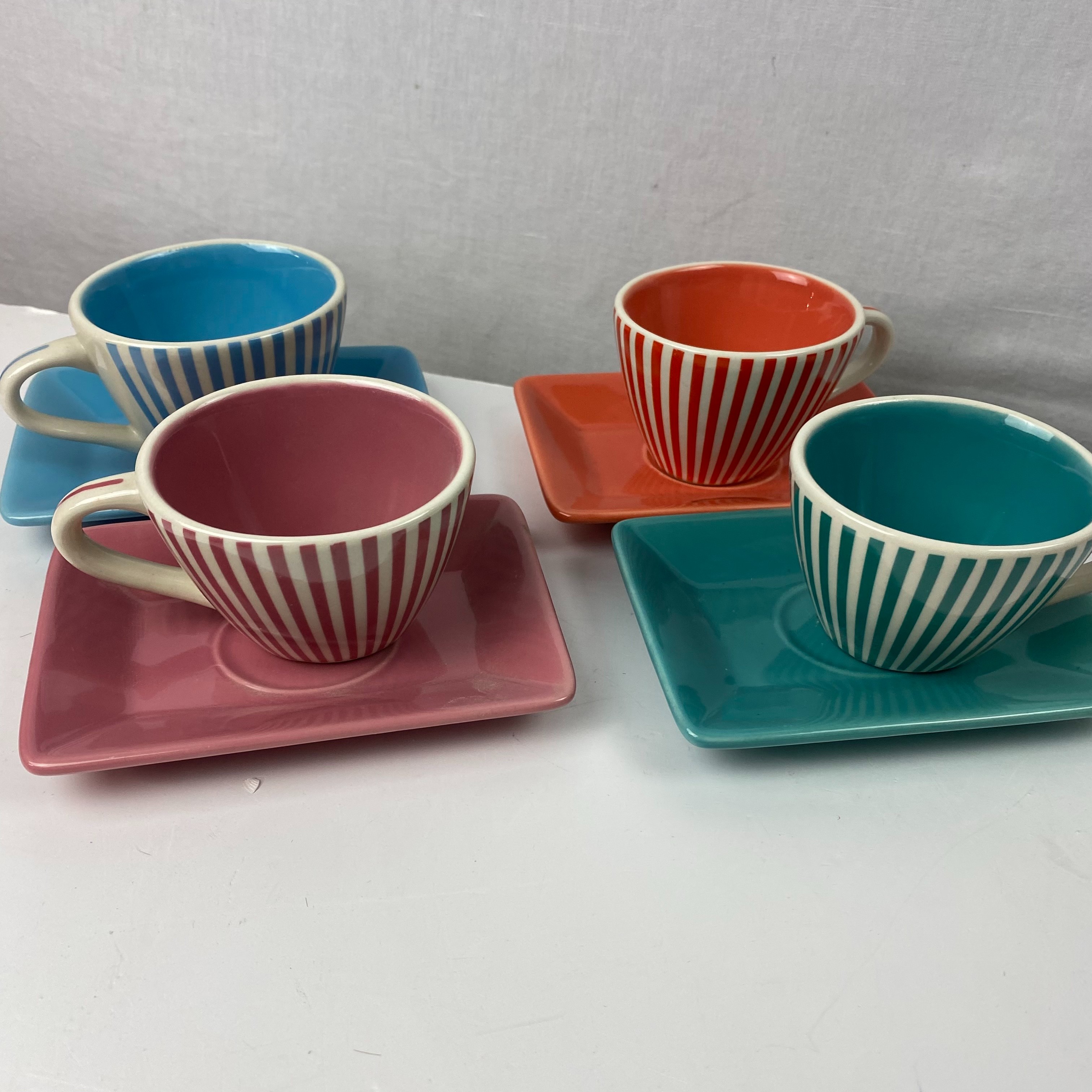 Voir photo 4 de Lot de 8 tasses à café et leurs soucoupes Lot de 8 tasses à café et leurs soucoupes Très bon état reconditionné photo 4