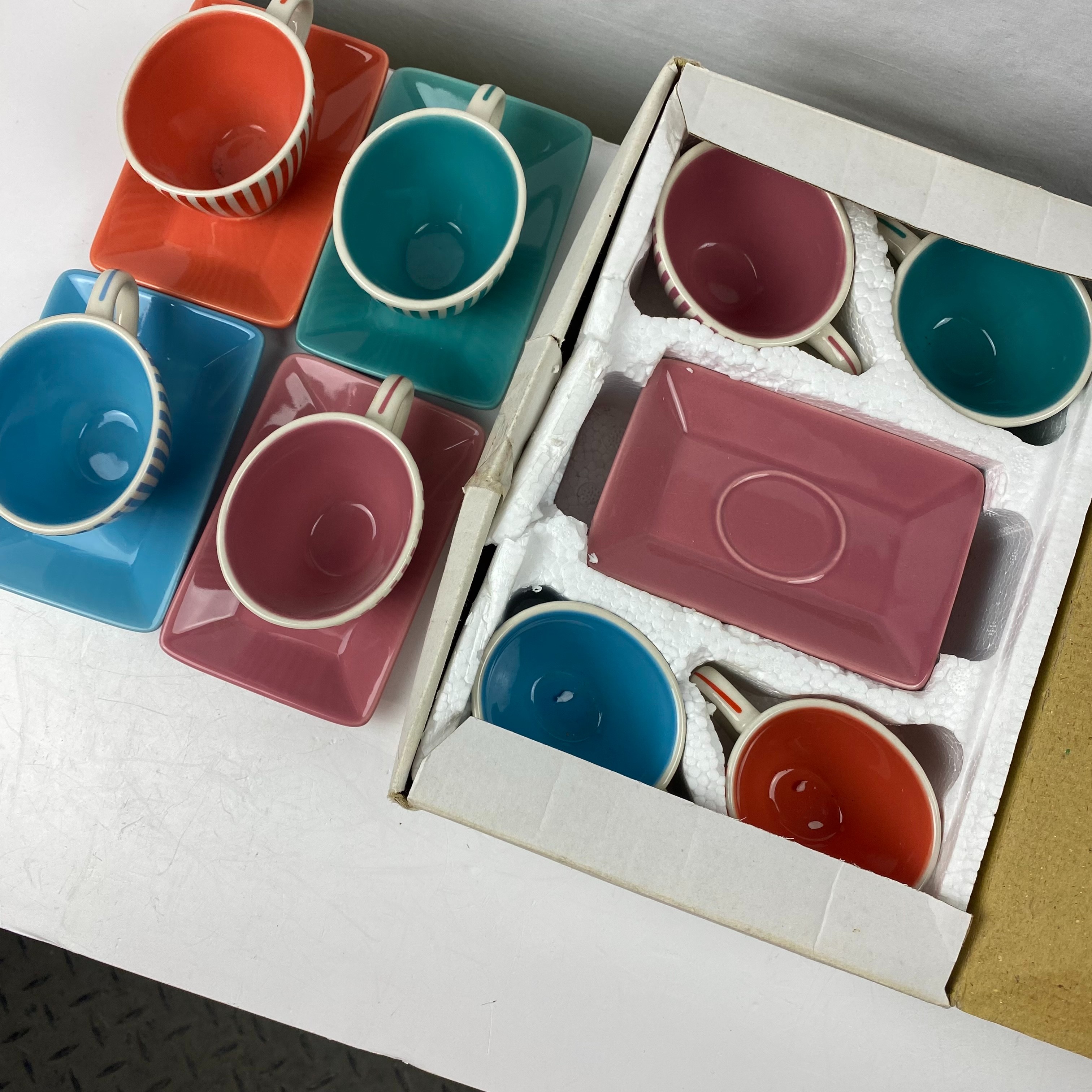 Voir photo 7 de Lot de 8 tasses à café et leurs soucoupes Lot de 8 tasses à café et leurs soucoupes Très bon état reconditionné photo 7