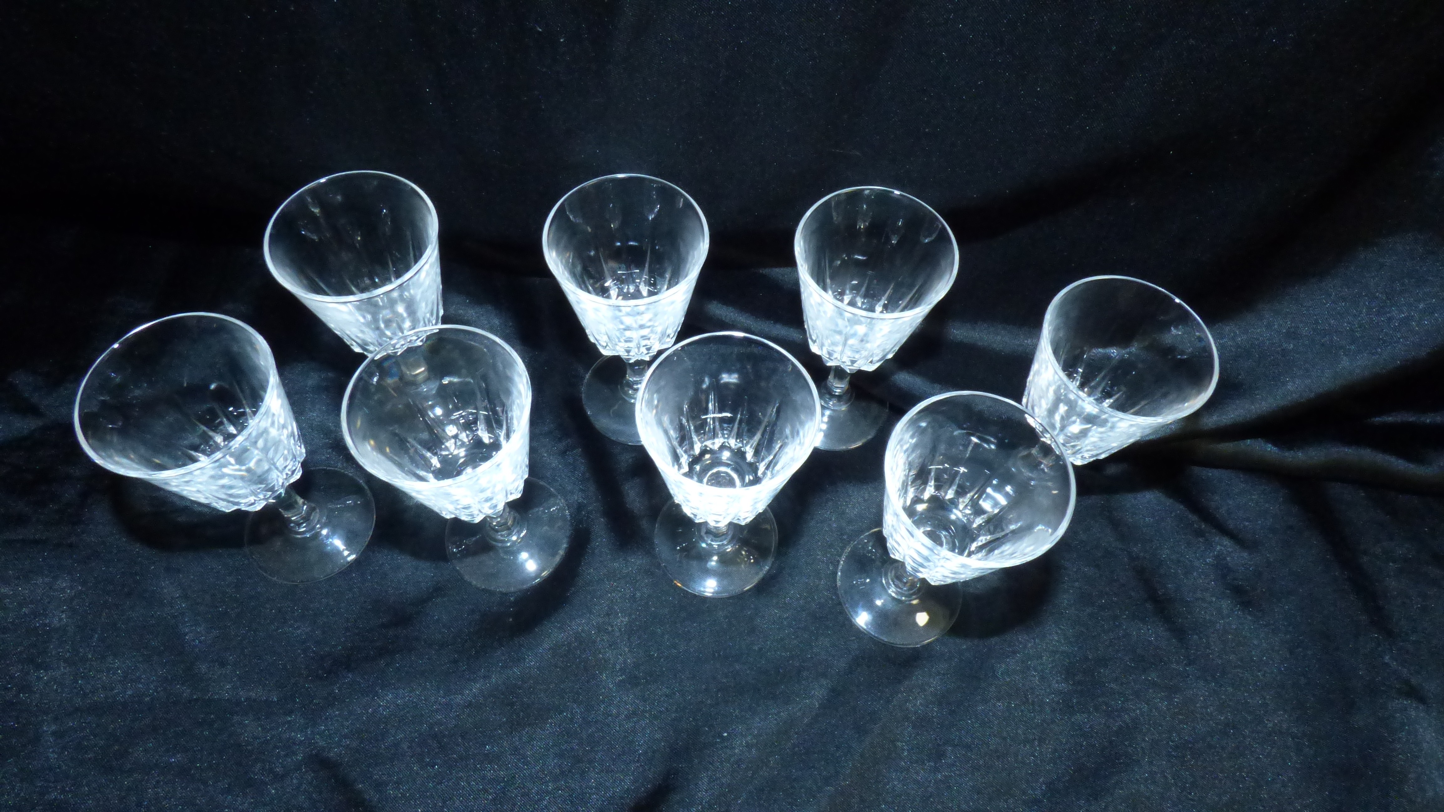 Voir photo 2 de Lot de 8 verres à liqueur en cristal Lot de 8 verres à liqueur en cristal Très bon état reconditionné photo 2