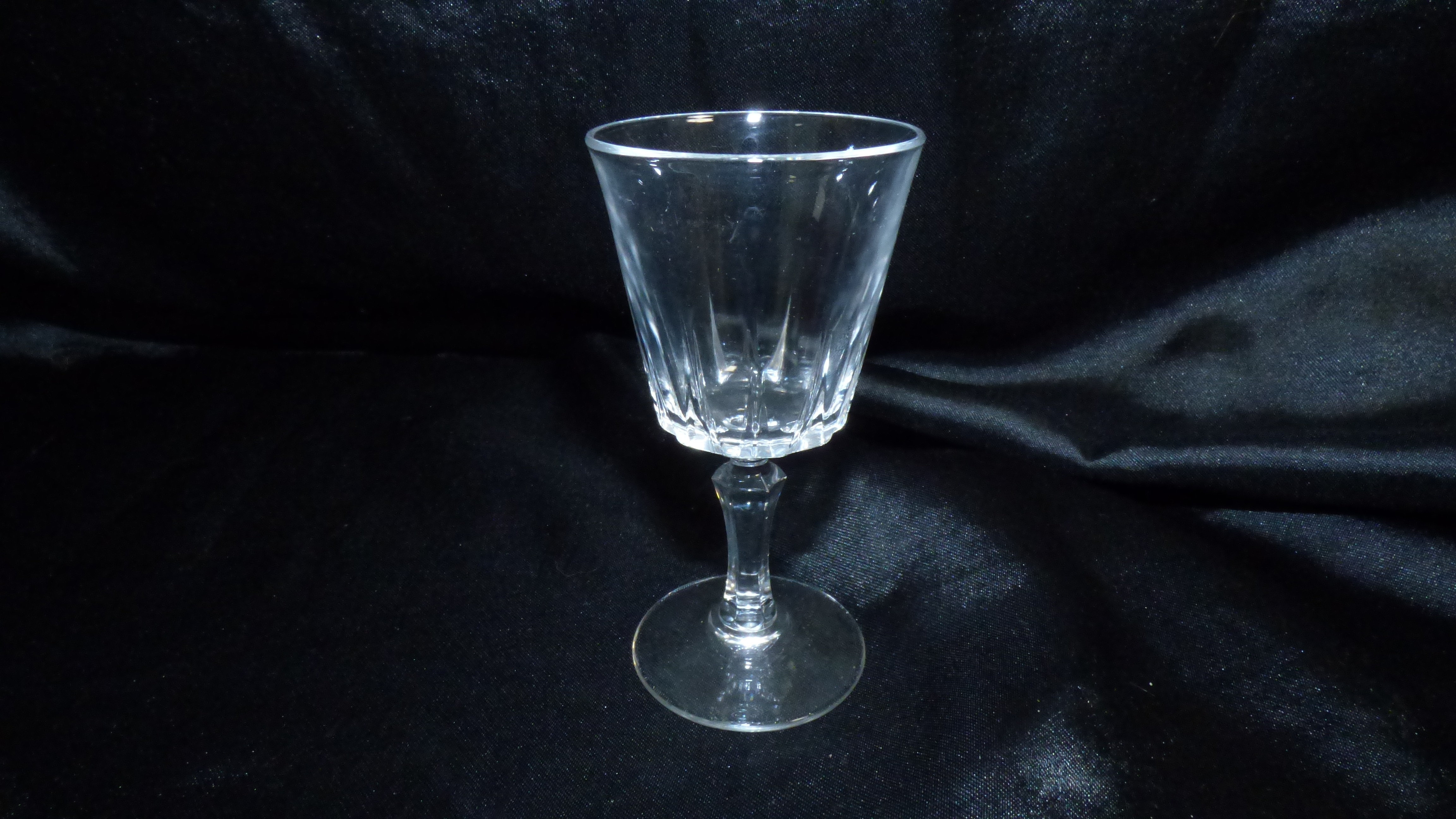 Voir photo 3 de Lot de 8 verres à liqueur en cristal Lot de 8 verres à liqueur en cristal Très bon état reconditionné photo 3