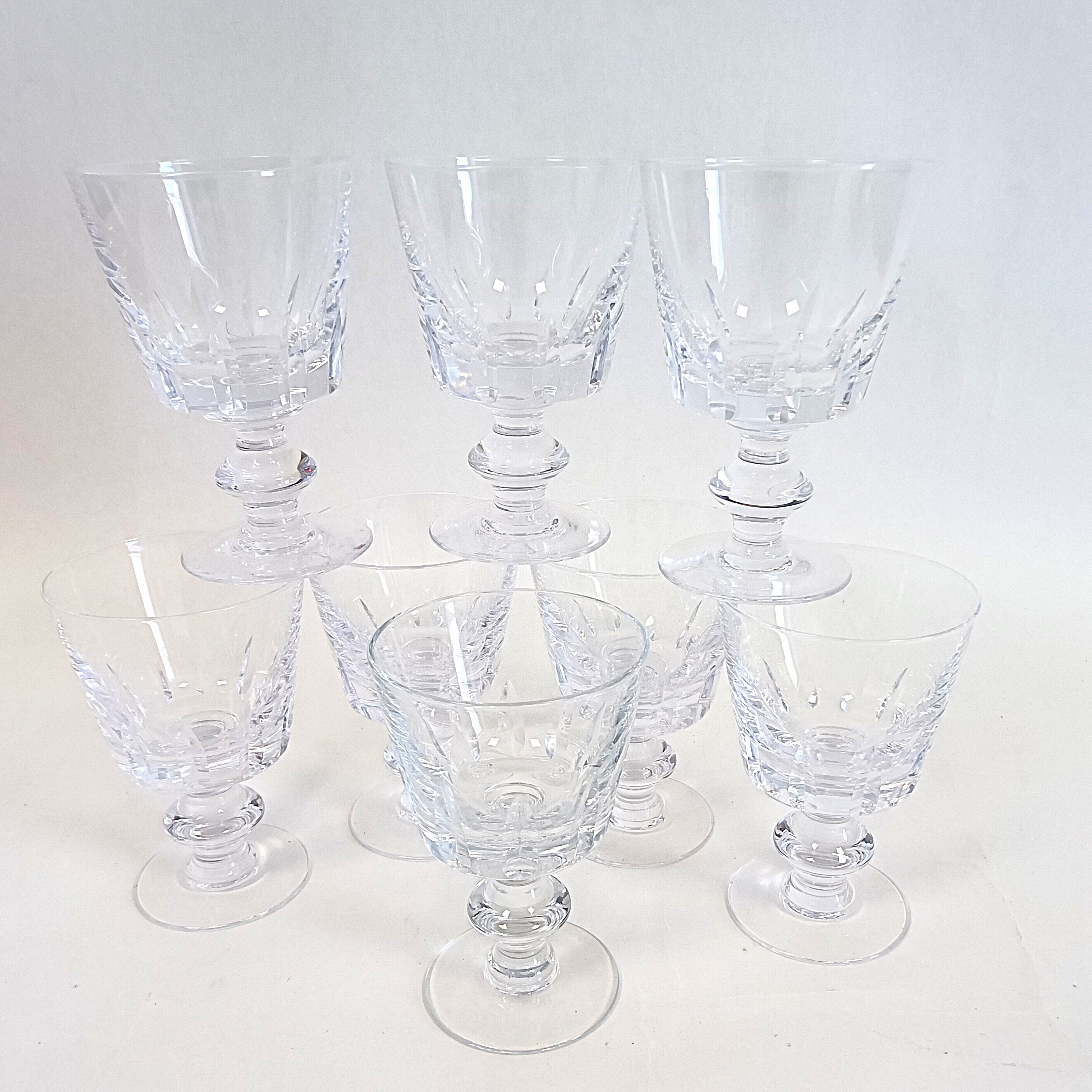 Voir photo 4 de Lot de 8 verres sur pied en verre taillé – petits verres élégants H 11 cm Lot de 8 verres sur pied en verre taillé – petits verres élégants H 11 cm Bon état reconditionné photo 4