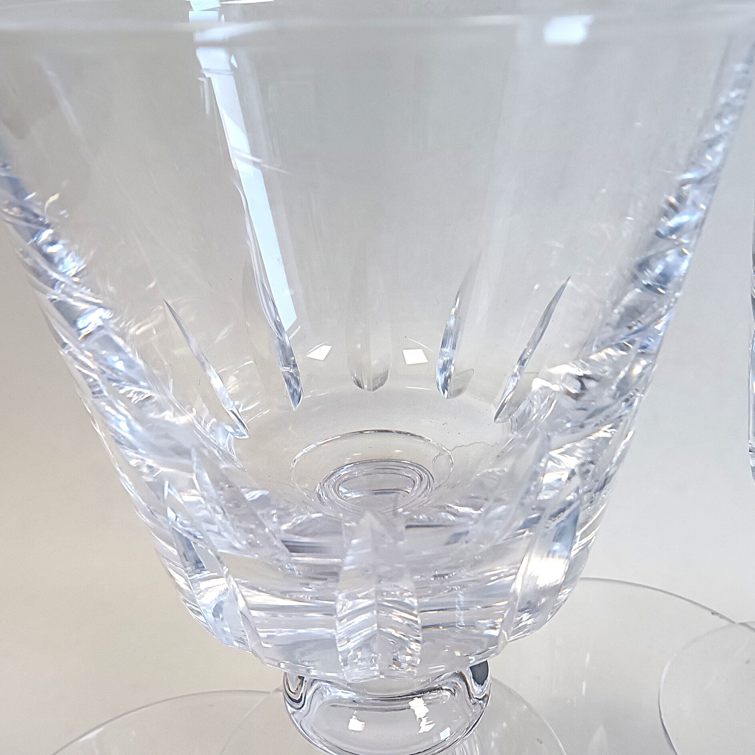 Voir photo 5 de Lot de 8 verres sur pied en verre taillé – petits verres élégants H 11 cm Lot de 8 verres sur pied en verre taillé – petits verres élégants H 11 cm Bon état reconditionné photo 5