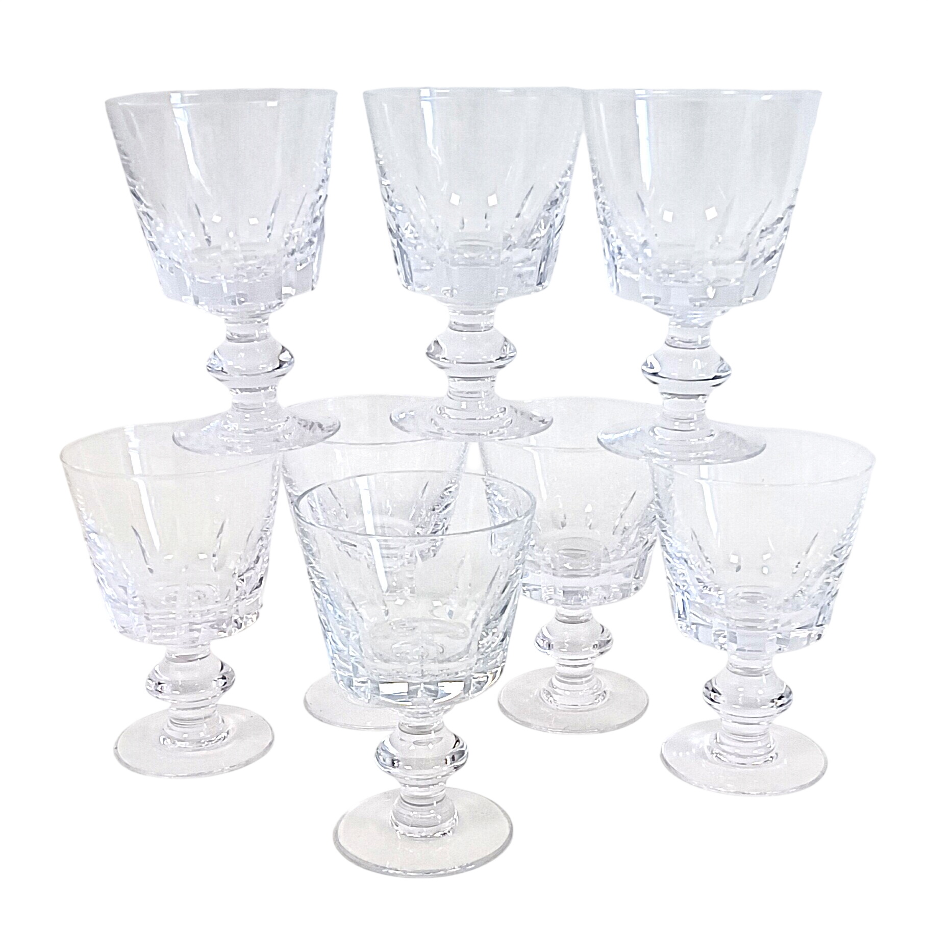 Lot de 8 verres sur pied en verre taillé – petits verres élégants H 11 cm Bon état - 24,00 € Lot de 8 verres sur pied en verre taillé – petits verres élégants H 11 cm Bon état reconditionné disponible sur Label Emmaüs
