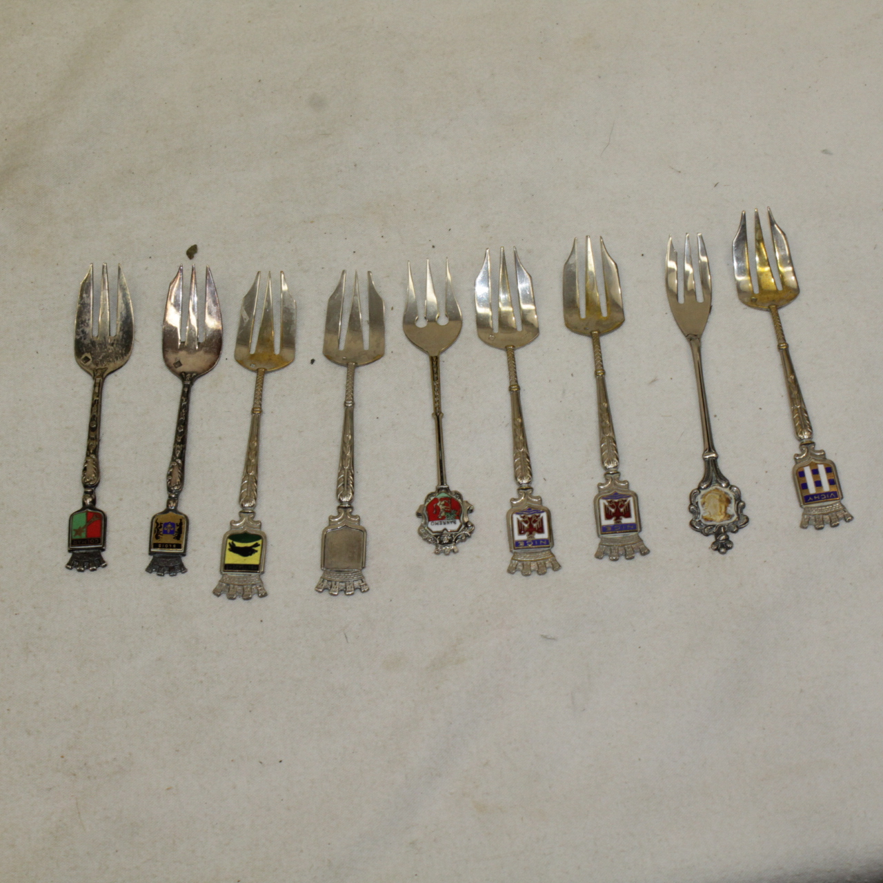 Voir photo 2 de Lot de 9 fourchettes décorées d'un écusson Lot de 9 fourchettes décorées d'un écusson Bon état reconditionné photo 2