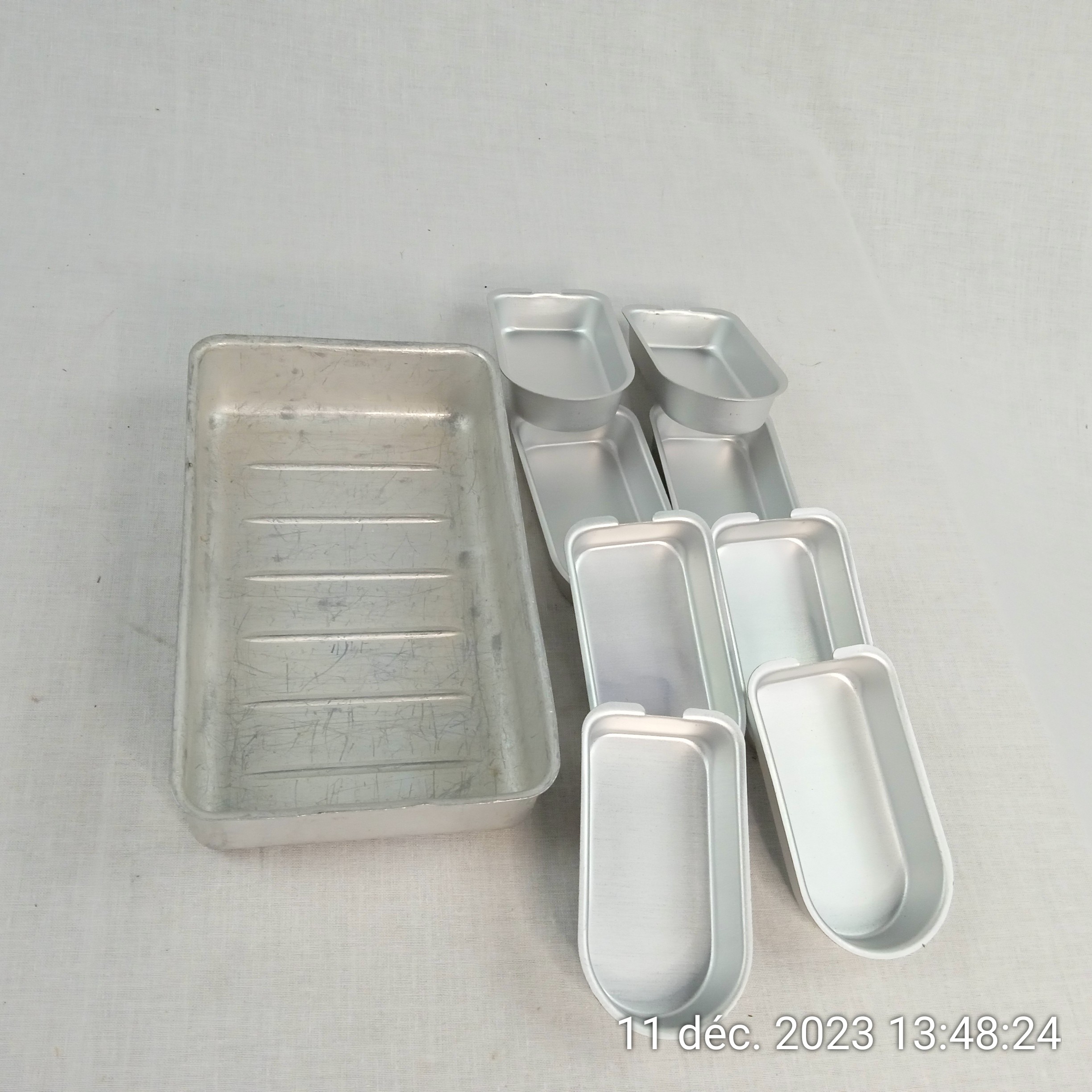 Acheter Lot de 9 moules en aluminium Bon état - 10,00 € Lot de 9 moules en aluminium Bon état reconditionné disponible sur Label Emmaüs