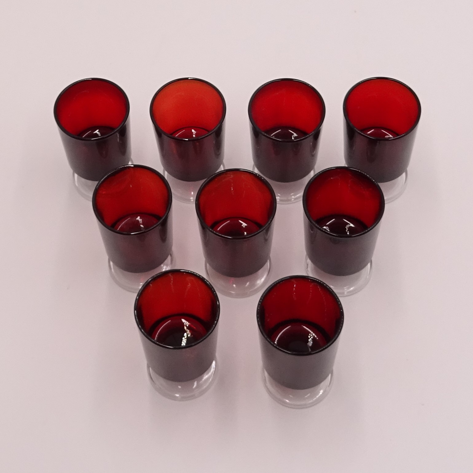 Voir photo 2 de Lot de 9 petits verres à liqueur en verre Lot de 9 petits verres à liqueur en verre Bon état reconditionné photo 2