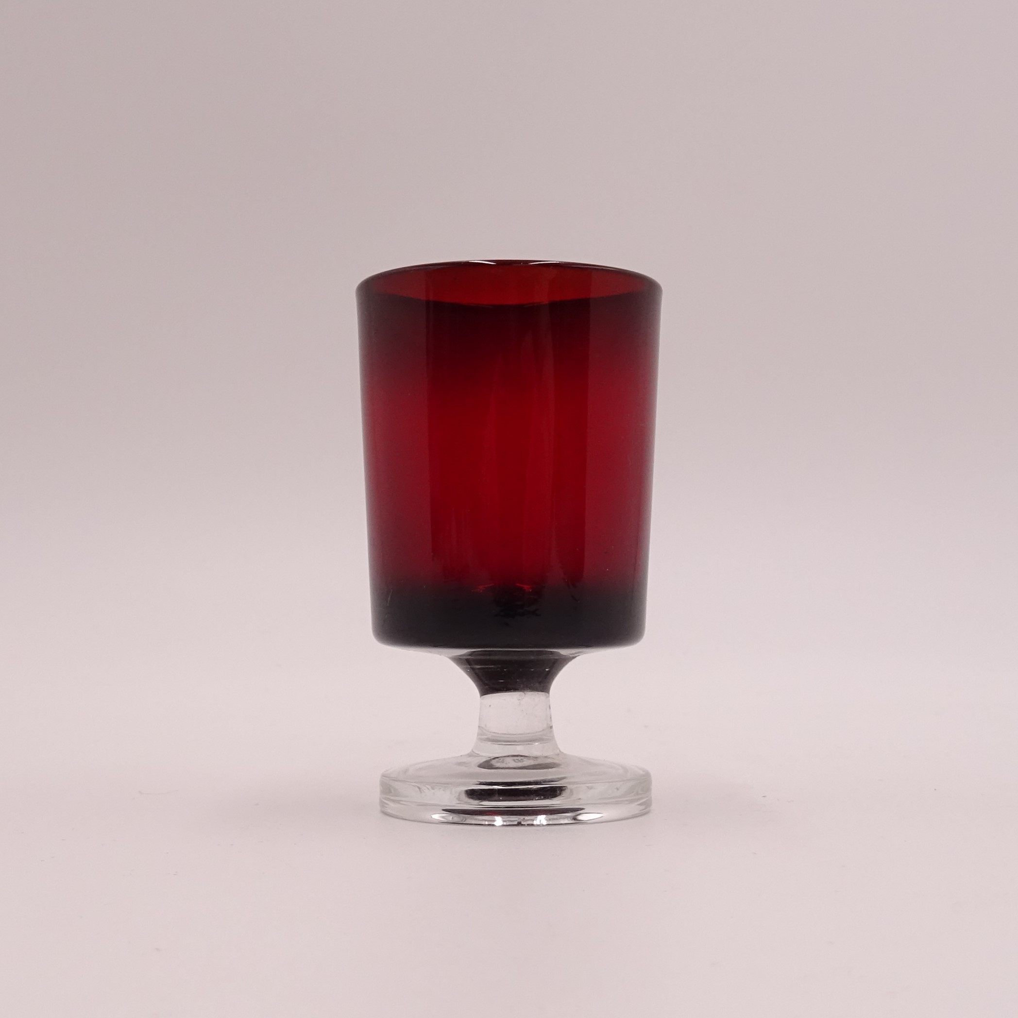 Voir photo 3 de Lot de 9 petits verres à liqueur en verre Lot de 9 petits verres à liqueur en verre Bon état reconditionné photo 3