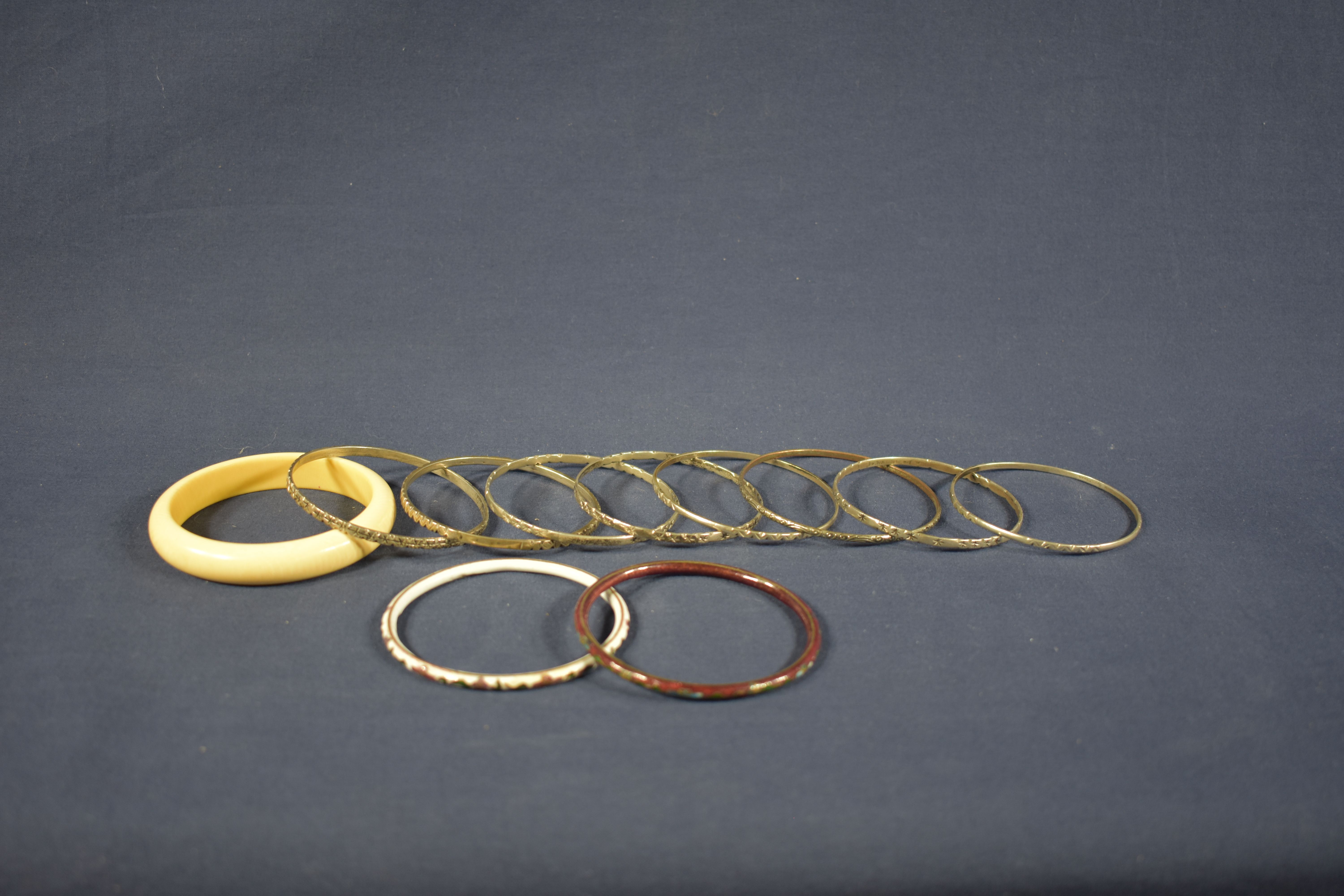 Voir photo 2 de Lot de bracelets (1 semainier + 1 en os + 2 émaillés) Lot de bracelets (1 semainier + 1 en os + 2 émaillés) Bon état reconditionné photo 2
