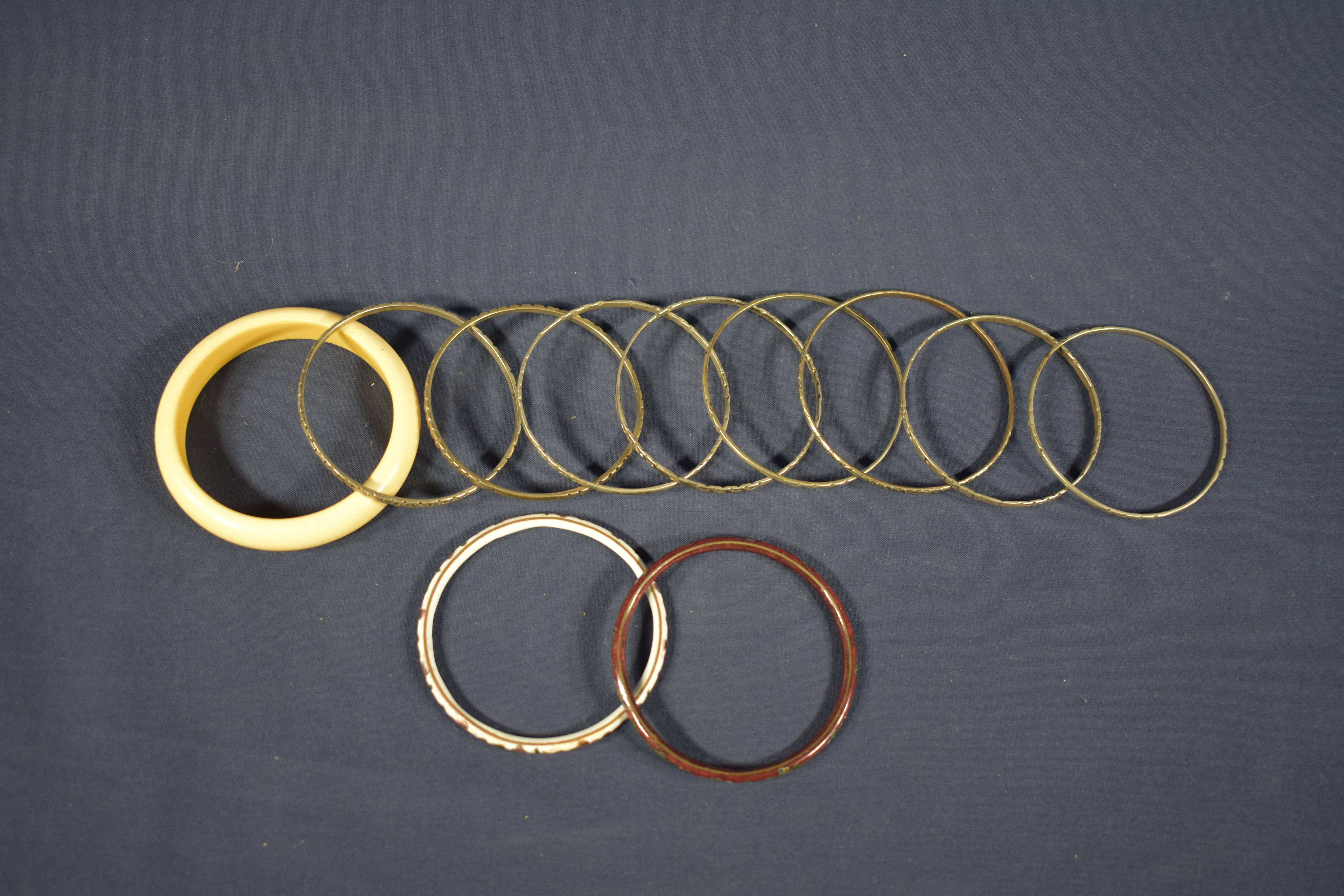 Voir photo 3 de Lot de bracelets (1 semainier + 1 en os + 2 émaillés) Lot de bracelets (1 semainier + 1 en os + 2 émaillés) Bon état reconditionné photo 3