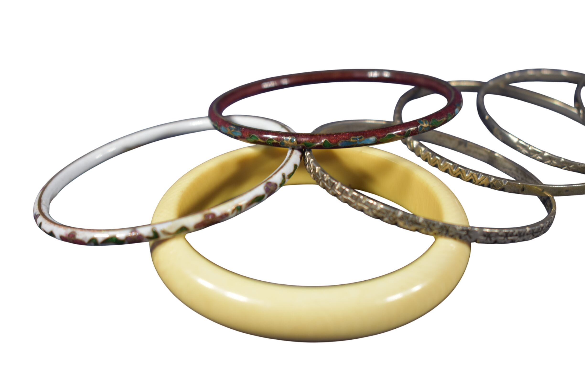 Lot de bracelets (1 semainier + 1 en os + 2 émaillés) Bon état - 23,00 € Lot de bracelets (1 semainier + 1 en os + 2 émaillés) Bon état reconditionné disponible sur Label Emmaüs