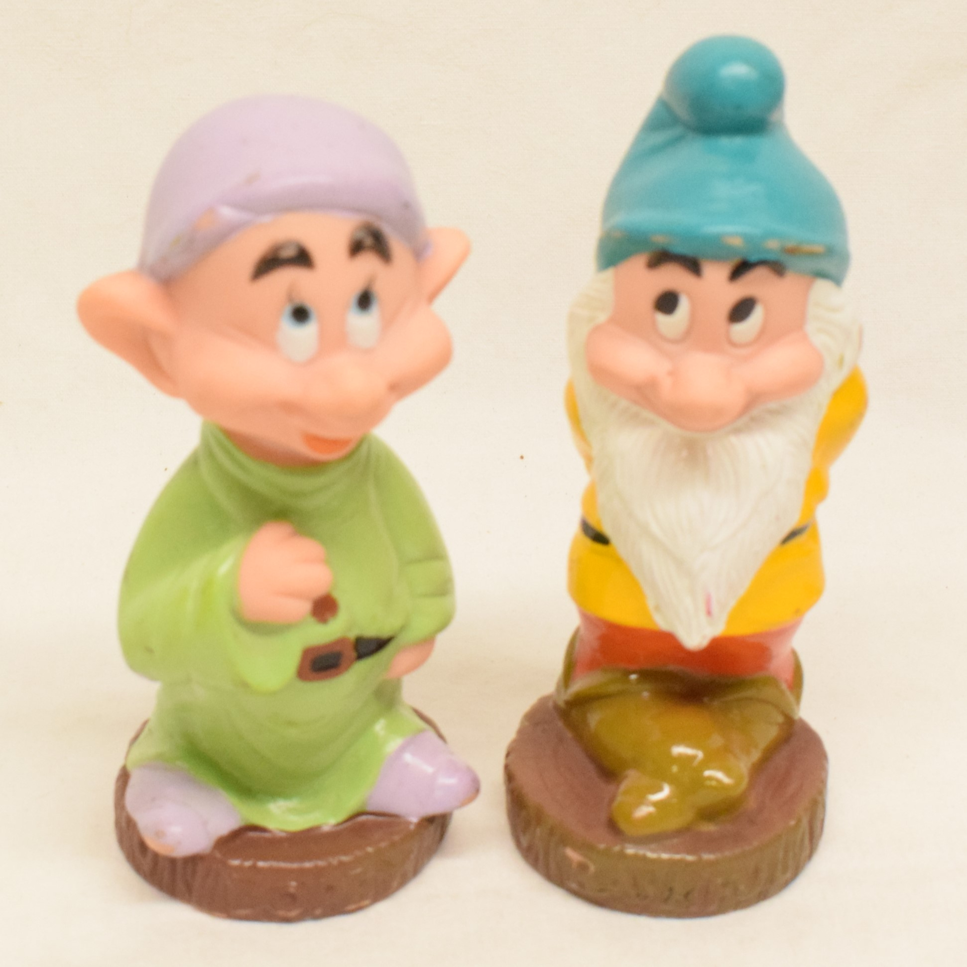 Voir photo 2 de Lot de cinq figurines de 14 cm en vinyle souple représentant cinq nains de Blanche Neige Lot de cinq figurines de 14 cm en vinyle souple représentant cinq nains de Blanche Neige État correct reconditionné photo 2