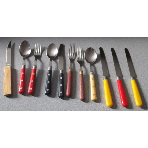 Lot De Couverts De Table Inox : 3 Cuillères+3 Fourchettes+1couteau Sipratic À Manches Colorés(20cm-Différents Tons)+3 Couteaux De Table À Manche Coloré (23.5cm)+1 Couteau Cranté À Manche De Bois(21cm) Bon état reconditionné disponible sur Rakuten