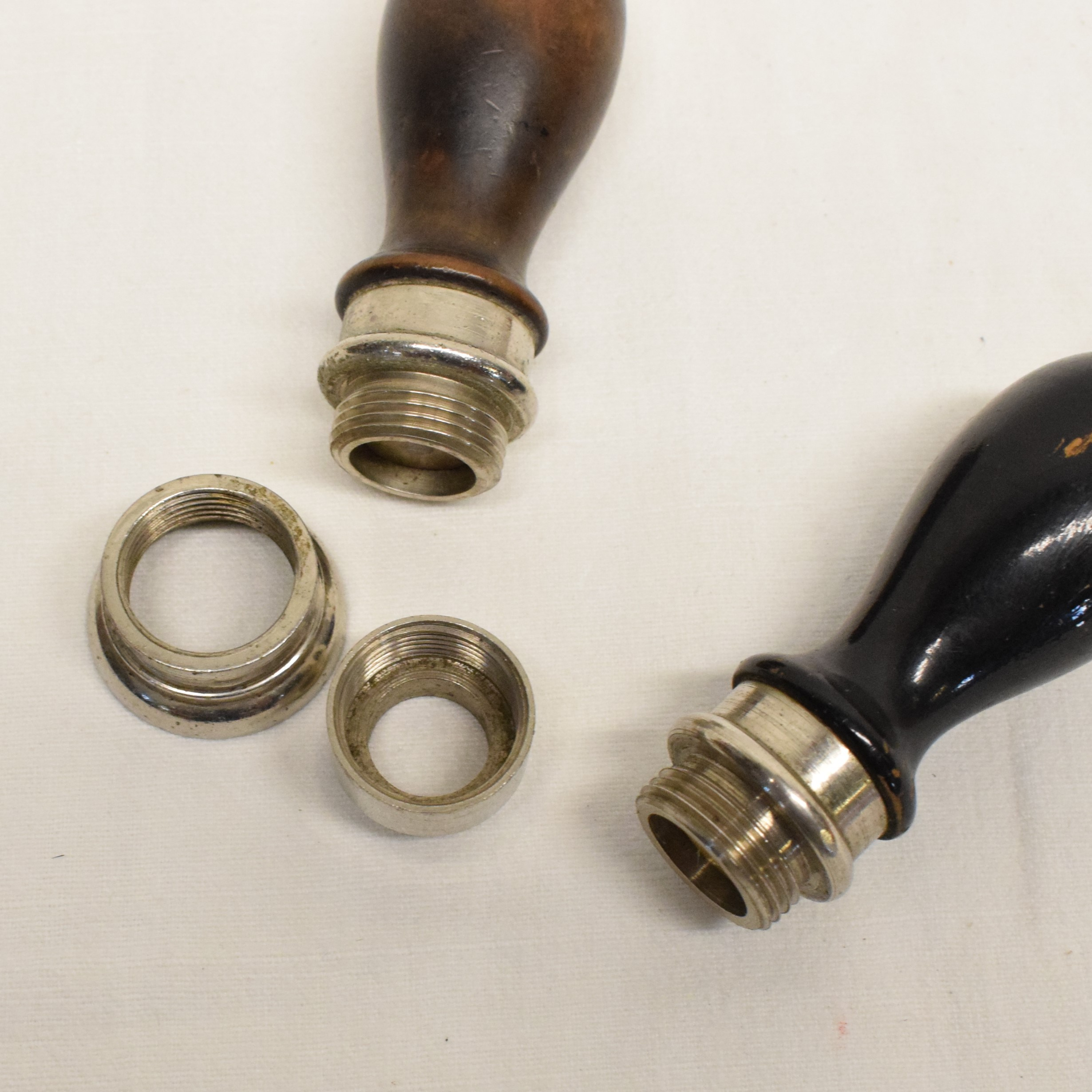 Voir photo 4 de Lot de deux anciens appareils médicaux à usage manuel cacheteurs à pilules Lot de deux anciens appareils médicaux à usage manuel cacheteurs à pilules État correct reconditionné photo 4