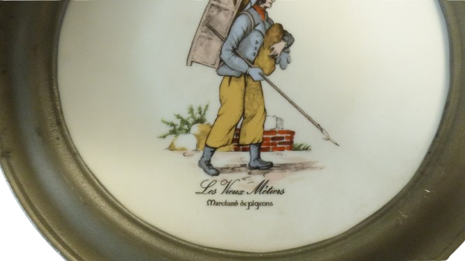Voir photo 11 de Lot de deux assiettes plates avec rebord décoratif en étain "Décors de Paris" Lot de deux assiettes plates avec rebord décoratif en étain "Décors de Paris" Bon état reconditionné photo 11