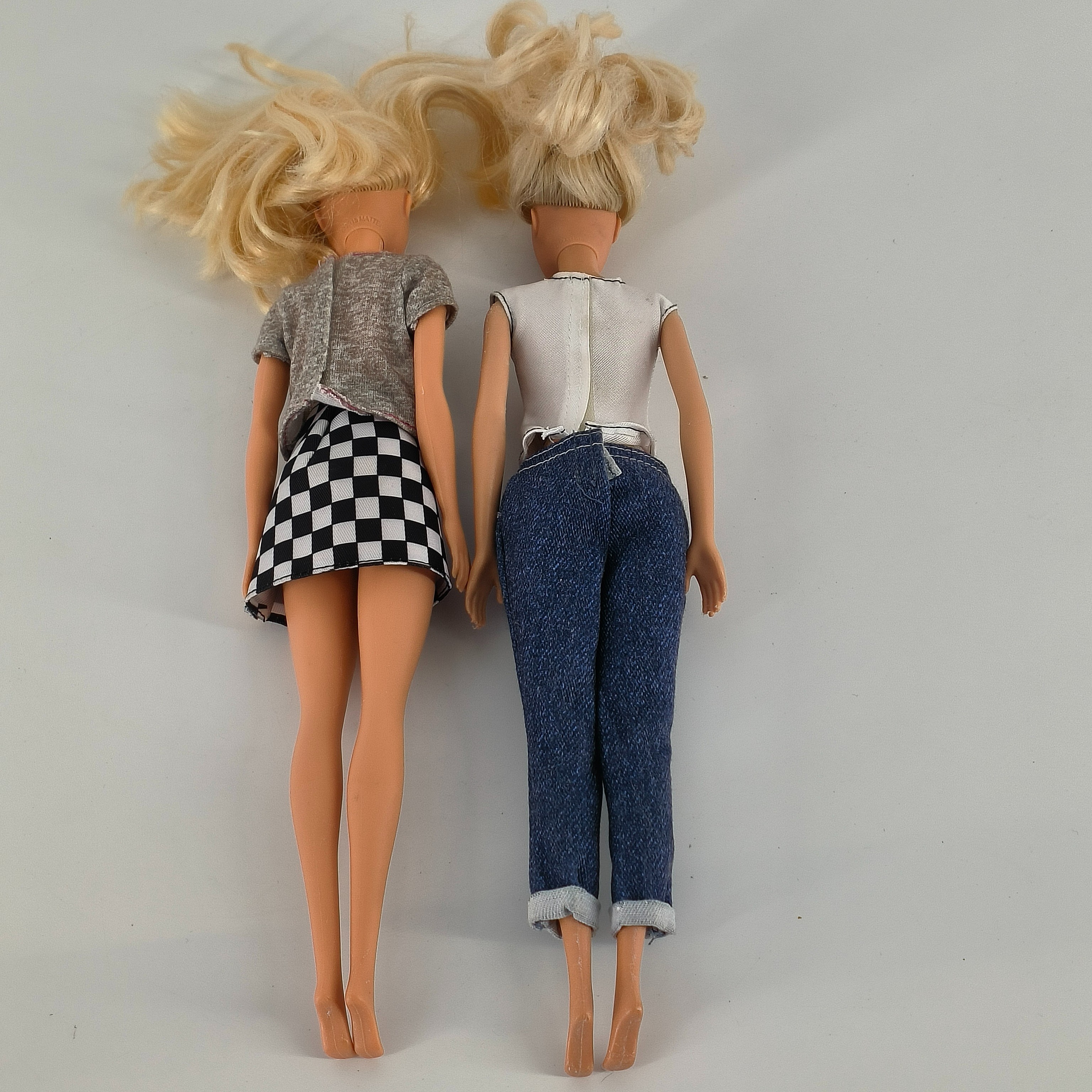 Voir photo 2 de Lot de deux Barbies-Mattel- à partir de 4 ans Lot de deux Barbies-Mattel- à partir de 4 ans Bon état reconditionné photo 2